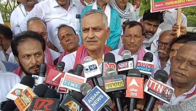 10 सूत्रीय मांगों को लेकर समाजवादी पार्टी का जिला मुख्यालय पर हल्ला बोल
राष्ट्रपति के नाम जिलाधिकारी को सौंपा ज्ञापन, सरकार की नीतियों पर उठाए सवाल
शिक्षा, रोजगार, आरक्षण, महिला सुरक्षा और कानून व्यवस्था सहित कई मुद्दों पर कार्रवाई की मांग
✒️रिपोर्ट अजय श्रीवास्तव
फतेहपुर। समाजवादी पार्टी ने शुक्रवार को अपनी 10 सूत्रीय मांगों को लेकर जिला मुख्यालय पर प्रदर्शन किया और जिलाधिकारी के माध्यम से महामहिम राष्ट्रपति को संबोधित ज्ञापन सौंपा। पार्टी नेताओं ने शिक्षा, रोजगार, आरक्षण, महिला सुरक्षा, कानून व्यवस्था और प्रशासनिक कार्यप्रणाली सहित विभिन्न मुद्दों को उठाते हुए केंद्र और प्रदेश सरकार की नीतियों पर सवाल खड़े किए। प्रदर्शन के दौरान बड़ी संख्या में पार्टी पदाधिकारी और कार्यकर्ता मौजूद रहे।
फतेहपुर में समाजवादी पार्टी द्वारा आयोजित प्रदर्शन के दौरान जिला अध्यक्ष सुरेंद्र प्रताप सिंह (एडवोकेट) के नेतृत्व में कार्यकर्ताओं ने जिला अधिकारी कार्यालय पहुंचकर 10 सूत्रीय मांगों से संबंधित ज्ञापन सौंपा। प्रदर्शन के दौरान पार्टी कार्यकर्ताओं ने नारेबाजी करते हुए विभिन्न जनहित और राजनीतिक मुद्दों पर सरकार से हस्तक्षेप की मांग की।
ज्ञापन में प्रमुख रूप से प्रतियोगी परीक्षाओं की पारदर्शिता सुनिश्चित करने, रद्द की गई परीक्षाओं के अभ्यर्थियों को आर्थिक सहायता प्रदान करने, मर्जर के नाम पर बंद किए गए विद्यालयों को पुनः संचालित करने तथा आरक्षण से जुड़े मामलों की निष्पक्ष जांच कराने की मांग उठाई गई।
समाजवादी पार्टी ने महिला सुरक्षा को लेकर भी चिंता व्यक्त करते हुए महिला उत्पीड़न और अपराधों पर प्रभावी नियंत्रण की मांग की। साथ ही राजनीतिक विरोधियों पर कथित रूप से दर्ज किए जाने वाले मुकदमों, कथित फर्जी मुठभेड़ों तथा बुलडोजर कार्रवाई जैसे विषयों की उच्चस्तरीय जांच कराने की भी मांग की गई।
प्रदर्शन के दौरान पार्टी नेताओं ने कहा कि जनता से जुड़े मुद्दों को लेकर लोकतांत्रिक तरीके से संघर्ष जारी रहेगा। कार्यकर्ताओं ने सरकार से युवाओं, किसानों, पिछड़े वर्गों, अनुसूचित जाति एवं जनजाति समुदाय के हितों की रक्षा के लिए ठोस कदम उठाने की अपील की।
जिलाधिकारी कार्यालय पहुंचे प्रतिनिधिमंडल ने राष्ट्रपति के नाम ज्ञापन सौंपते हुए मांगों पर गंभीरता से विचार किए जाने की अपेक्षा व्यक्त की। कार्यक्रम में पार्टी के वरिष्ठ पदाधिकारी, कार्यकर्ता एवं समर्थक बड़ी संख्या में मौजूद रहे।
लोकतांत्रिक व्यवस्था में ज्ञापन और जनआंदोलन राजनीतिक दलों के विचारों और जनभावनाओं को प्रशासन तक पहुंचाने का माध्यम होते हैं। अब निगाहें इस बात पर टिकी हैं कि ज्ञापन में उठाए गए मुद्दों पर संबंधित स्तर पर क्या प्रतिक्रिया आती है और जनहित से जुड़े विषयों पर आगे क्या कदम उठाए जाते हैं।
🟥 ND NEWS की जनहित अपील
ND NEWS एवं दैनिक निष्पक्ष धारा का मानना है कि लोकतंत्र में संवाद, संवैधानिक प्रक्रिया और शांतिपूर्ण जनभागीदारी सबसे प्रभावी माध्यम हैं।
जनहित में सुझाव
✅ जनता की समस्याओं को शांतिपूर्ण और लोकतांत्रिक तरीके से प्रशासन तक पहुंचाएं।
✅ शिक्षा, रोजगार, महिला सुरक्षा और सामाजिक न्याय जैसे मुद्दों पर सकारात्मक संवाद को बढ़ावा दें।
✅ राजनीतिक मतभेदों के बावजूद सामाजिक सौहार्द बनाए रखें।
✅ प्रशासन और जनप्रतिनिधि समयबद्ध तरीके से जनसमस्याओं का समाधान सुनिश्चित करें।
मजबूत लोकतंत्र वही है जहां जनता की आवाज सुनी जाए और समस्याओं का समाधान संवाद के माध्यम से हो।
👇👇
@dgpup
@RSSorg
@UPGovt
@wpl1090
@RSSgeet
@Uppolice
@MIB_India
@PMOIndia
@HMOIndia
@abmanglik
@VHPDigital
@igrangealld
@myogioffice
@InfoDeptUP
@dmfatehpur
@sdmsadarftp
@CMOfficeUP
@CMOUP_RC
@UPPRD1948
@ChiefSecyUP
@ChiefSecyUP
@MahantYogiG
@FatehpurSdm
@fatehpurpolice
@BajrangDalOrg
@112UttarPradesh
@myogiadityanath
@CommissionerPrg
@ADGZonPrayagraj
👇👇
#NDNews #दैनिकनिष्पक्षधारा #Fatehpur #SamajwadiParty #SP #PoliticalNews #FatehpurNews #BreakingNews #UttarPradesh #Democracy #PublicIssues #Education #Reservation #WomenSafety #Employment #NDNewsChannel
👇👇
🟥 ND NEWS | दैनिक निष्पक्ष धारा
मुख्य संपादक / संस्थापक: राजन सिंह हाड़ा
सह-संपादक: शालिनी सिंह भदौरिया
📍 कार्यालय-3: U158, हीरा स्वीट्स के पास, विकास मार्ग, लक्ष्मी नगर, पूर्वी दिल्ली, पिन कोड – 110092 (NCR)
📍 कार्यालय-2: विधानसभा रोड, बर्लिंगटन चौराहा, लखनऊ – 226001 (UP)
📍 कार्यालय-1: 1/1 अटल बिहारी चौराहा, नियर बर्मा चौराहा, फतेहपुर – 212601 (UP)
📅 दिनांक: 20 जून 2026
📆 दिन: शनिवार
📧 Email: ndnewschannel@gmail.com
📞 मोबाइल: 9696119696