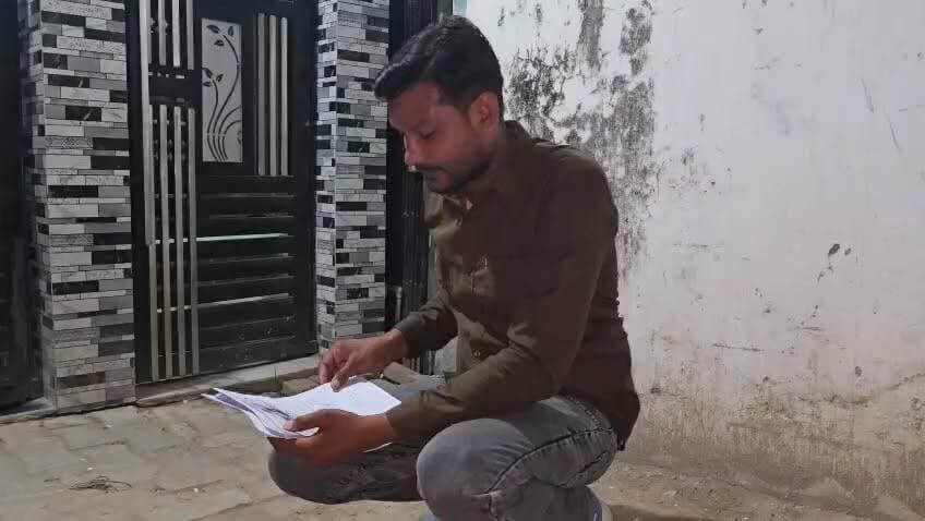 मकान खरीद विवाद ने लिया तूल, ताला तोड़कर सामान चोरी करने का आरोप
पीड़ित युवक ने एसपी से लगाई न्याय की गुहार, दबंगों पर कब्जे की कोशिश का आरोप
फतेहपुर में संपत्ति विवाद से बढ़ा तनाव, पुलिस जांच की मांग
✒️रिपोर्ट अजय श्रीवास्तव
फतेहपुर। उत्तर प्रदेश के फतेहपुर जिले में संपत्ति खरीद-बिक्री से जुड़ा एक विवाद गंभीर रूप लेता दिखाई दे रहा है। जिले के तुरावाली का पुरवा क्षेत्र निवासी एक युवक ने पुलिस अधीक्षक से शिकायत कर आरोप लगाया है कि मकान खरीदने के बावजूद कुछ लोगों ने उसके मकान का ताला तोड़कर लाखों रुपये का सामान चोरी कर लिया और उसे धमकाया जा रहा है। पीड़ित ने पूरे मामले की निष्पक्ष जांच और न्याय की मांग की है।
फतेहपुर जिले के तुरावाली का पुरवा क्षेत्र में मकान खरीद को लेकर शुरू हुआ विवाद अब पुलिस प्रशासन तक पहुंच गया है। पीड़ित मोहम्मद फैजान ने पुलिस अधीक्षक को दिए शिकायती पत्र में आरोप लगाया है कि उसने नौसाद नामक व्यक्ति से लगभग 9.80 लाख रुपये में डबल स्टोरी मकान खरीदने का सौदा किया था।
पीड़ित के अनुसार सौदे के तहत उसने लगभग 6 लाख रुपये का भुगतान कर एग्रीमेंट कराया था तथा शेष 3.80 लाख रुपये निर्धारित समयावधि में देकर रजिस्ट्री कराने की बात तय हुई थी। आरोप है कि भुगतान के बावजूद अब तक मकान की रजिस्ट्री नहीं कराई गई।
मोहम्मद फैजान का कहना है कि इसी बीच कुछ लोगों ने उसके मकान का ताला तोड़ दिया और अंदर रखा लाखों रुपये मूल्य का सामान निकाल लिया। जब उसने इस संबंध में पुलिस से शिकायत की तो संबंधित लोगों ने स्वयं को मकान का मालिक बताते हुए उसे परेशान करना शुरू कर दिया।
पीड़ित का आरोप है कि कुछ लोग प्लॉट की रजिस्ट्री के आधार पर पूरे डबल स्टोरी मकान पर कब्जा करने की कोशिश कर रहे हैं। उसने कहा कि उसके पास मकान खरीद से संबंधित दस्तावेज मौजूद हैं और वह कानूनी रूप से न्याय चाहता है।
घटना के बाद क्षेत्र में चर्चा का माहौल है। स्थानीय लोगों का कहना है कि संपत्ति संबंधी विवादों में बढ़ती कानूनी जटिलताओं के कारण ऐसे मामलों में प्रशासन की त्वरित और निष्पक्ष कार्रवाई बेहद आवश्यक है।
पीड़ित ने पुलिस अधीक्षक से पूरे मामले की गहन जांच कर दोषियों के खिलाफ कार्रवाई करने तथा मकान विक्रेता से नियमानुसार रजिस्ट्री करवाने की मांग की है।
फिलहाल यह मामला जांच के दायरे में है और आरोपों की आधिकारिक पुष्टि पुलिस जांच के बाद ही हो सकेगी। हालांकि संपत्ति विवाद से जुड़े इस प्रकरण ने एक बार फिर यह सवाल खड़ा कर दिया है कि जमीन और मकान खरीद-बिक्री में कानूनी प्रक्रिया का पूरी तरह पालन कितना आवश्यक है। अब सभी की निगाहें पुलिस प्रशासन की कार्रवाई और जांच रिपोर्ट पर टिकी हुई हैं।
🟥 ND NEWS की जनहित अपील
ND NEWS एवं दैनिक निष्पक्ष धारा नागरिकों से अपील करता है कि किसी भी संपत्ति की खरीद-बिक्री करते समय सभी दस्तावेजों का विधिक सत्यापन अवश्य कराएं। एग्रीमेंट, भुगतान रसीद, रजिस्ट्री एवं राजस्व अभिलेखों की जांच के बिना कोई लेन-देन न करें।
महत्वपूर्ण सुझाव
✅ संपत्ति खरीदने से पहले रजिस्ट्री एवं खतौनी का सत्यापन कराएं।
✅ सभी भुगतान बैंकिंग माध्यम से करें और लिखित प्रमाण सुरक्षित रखें।
✅ संपत्ति विवाद होने पर कानून का सहारा लें, स्वयं कार्रवाई न करें।
ND NEWS का मानना है कि न्यायपूर्ण और पारदर्शी व्यवस्था ही नागरिकों के अधिकारों की सबसे बड़ी सुरक्षा है।
👇👇
@dgpup
@RSSorg
@UPGovt
@wpl1090
@RSSgeet
@Uppolice
@MIB_India
@PMOIndia
@HMOIndia
@abmanglik
@VHPDigital
@igrangealld
@myogioffice
@InfoDeptUP
@dmfatehpur
@sdmsadarftp
@CMOfficeUP
@CMOUP_RC
@UPPRD1948
@ChiefSecyUP
@ChiefSecyUP
@MahantYogiG
@FatehpurSdm
@fatehpurpolice
@BajrangDalOrg
@112UttarPradesh
@myogiadityanath
@CommissionerPrg
@ADGZonPrayagraj
👇👇
#NDNews #दैनिकनिष्पक्षधारा #Fatehpur #PropertyDispute #JusticeForVictim #BreakingNews #UPPolice #FatehpurPolice #PropertyFraud #CrimeNews #SPFatehpur #NDNewsChannel #PublicInterest
👇👇
🟥 ND NEWS | दैनिक निष्पक्ष धारा
मुख्य संपादक / संस्थापक: राजन सिंह हाड़ा
सह-संपादक: शालिनी सिंह भदौरिया
✒️ रिपोर्ट : सहयोगी शिवा गुप्ता के साथ जिला ब्यूरो अजय श्रीवास्तव
📍 कार्यालय-3: U158, हीरा स्वीट्स के पास, विकास मार्ग, लक्ष्मी नगर, पूर्वी दिल्ली, पिन कोड – 110092 (NCR)
📍 कार्यालय-2: विधानसभा रोड, बर्लिंगटन चौराहा, लखनऊ – 226001 (UP)
📍 कार्यालय-1: 1/1 अटल बिहारी चौराहा, नियर बर्मा चौराहा, फतेहपुर – 212601 (UP)
📅 दिनांक: 20 जून 2026
📆 दिन: शनिवार
📧 Email: ndnewschannel@gmail.com
📞 मोबाइल: 9696119696