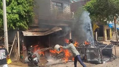 🚨 कुरारा के बेरी तिराहा स्थित होटल में गैस सिलेंडर में आग लगने के बाद एक सिलेंडर ब्लास्ट। मोमोज की ठेलिया जलकर राख, बाइक भी आग की चपेट में। होटल में मौजूद 5 अन्य सिलेंडर समय रहते बाहर निकाले गए। ऊपर फंसे लोगों को पुलिस ने सुरक्षित निकाला। बड़ी तबाही टली।
#Kurara #Hamirpur #CylinderBlast #FireIncident #BreakingNews #UPPolice