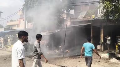 🚨 कुरारा के बेरी तिराहा स्थित होटल में गैस सिलेंडर में आग लगने के बाद एक सिलेंडर ब्लास्ट। मोमोज की ठेलिया जलकर राख, बाइक भी आग की चपेट में। होटल में मौजूद 5 अन्य सिलेंडर समय रहते बाहर निकाले गए। ऊपर फंसे लोगों को पुलिस ने सुरक्षित निकाला। बड़ी तबाही टली।
#Kurara #Hamirpur #CylinderBlast #FireIncident #BreakingNews #UPPolice