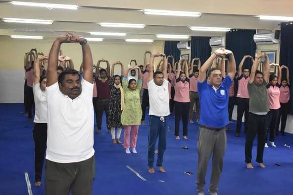 विश्व योग दिवस पर आईएचएम राँची में योग कार्यक्रम एवं स्वच्छता अभियान आयोजित
विश्व योग दिवस के अवसर पर होटल प्रबंधन संस्थान (आईएचएम) राँची में इंडियन योगिनी एसोसिएशन के सहयोग से इस वर्ष की अंतरराष्ट्रीय योग दिवस की थीम 'योग फॉर हेल्दी एजिंग" योग कार्यक्रम का आयोजन किया गया, जिसके माध्यम से स्वस्थ, सक्रिय एवं संतुलित जीवनशैली को बढ़ावा देने का संदेश दिया गया।
अंतरराष्ट्रीय योग दिवस के अवसर पर आयोजित योग सत्र का संचालन आयुष मंत्रालय, भारत सरकार से संबद्ध इंडियन योगिनी एसोसिएशन की राष्ट्रीय अध्यक्ष डॉ. प्रिया मुंडा के नेतृत्व में इंडियन योगी एसोसिएशन की राज्य अध्यक्ष श्रीमती अर्चना चौधरी और टीम सदस्य श्रीमती राखी वर्मा ने प्रतिभागियों को विभिन्न योगासनों एवं प्राणायामों का अभ्यास कराया। योग सत्र के दौरान ताड़ासन, वृक्षासन, पादहस्तासन, अर्ध चक्रासन, पश्चिमोत्तानासन, भुजंगासन सहित कपालभाति क्रिया, अनुलोम-विलोम एवं भ्रामरी प्राणायाम का अभ्यास कराया गया। प्रशिक्षकों ने प्रत्येक योगासन के शारीरिक एवं मानसिक स्वास्थ्य पर पड़ने वाले सकारात्मक प्रभावों की जानकारी देते हुए नियमित योगाभ्यास के महत्व पर प्रकाश डाला।