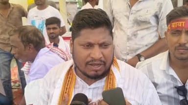 बेला की कलश यात्रा में शामिल हुए राजद नेता राजू सिद्धि यादव
औरंगाबाद जिला के मदनपुर के बेला गांव में शनिवार को निकली भव्य कलश यात्रा में राजद नेता राजू सिद्धि यादव शामिल हुए। पांच दिवसीय श्री लक्ष्मी नारायण महायज्ञ के शुभारंभ पर आयोजित कलश यात्रा को उन्होंने 'पंचायत की सबसे बड़ी कलश यात्रा' बताया। राजू सिद्धि यादव ने कहा, हजारों श्रद्धालु शामिल हुए। धर्म के ऐसे आयोजन से समाज में एकता और भाईचारा बढ़ता है।"_ उन्होंने आयोजन समिति की सराहना की।
#RajuSiddhiYadav #KalashYatra #BelaMahayagya #RJD #Aurangabad