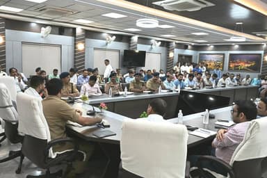 आज दिनांक 20.06.2026 को @dmayodhya व #SSP_अयोध्या द्वारा आगामी त्यौहार मोहर्रम के दृष्टिगत सभी सम्बन्धित अधिकारियों के साथ व जनपद के सम्भ्रांत व्यक्तियों के साथ पीस कमेटी की मीटिंग कर त्यौहार को शांतिपूर्ण तरीके से मनाने की अपील करते हुए आवश्यक दिशा-निर्देश दिये गये। https://t.co/Y1AMoX825r