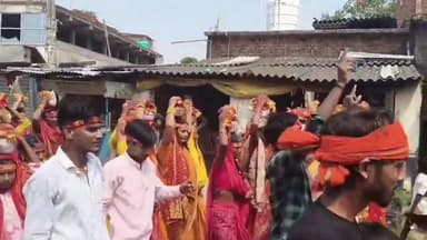 श्री लक्ष्मी नारायण महायज्ञ का आगाज: बेला में डीजे-बैंड बाजे के साथ निकली 3 KM की कलश यात्रा
जय श्री राम-जय विश्वकर्मा के जयघोष से गूंजा बेला, कलश यात्रा में उमड़ा आस्था का सैलाब
कड़ी धूप में सड़क पर पानी का छिड़काव कर श्रद्धालुओं को दी गई राहत, मुरली पहाड़ तालाब से हुई जलभरी, 24 जून तक चलेगा महायज्ञ
औरंगाबाद जिला के मदनपुर प्रखंड के ग्राम पंचायत सलैया के बेला गांव में शनिवार को निकली भव्य कलश यात्रा के दौरान पूरा क्षेत्र "जय श्री राम" और "जय विश्वकर्मा" के जयघोष से गूंज उठा। पांच दिवसीय श्री लक्ष्मी नारायण महायज्ञ सह श्री विश्वकर्मा देव प्राण-प्रतिष्ठा महोत्सव के शुभारंभ पर निकली यात्रा में श्रद्धालुओं में गजब का उत्साह देखा गया।बेला मोड़ स्थित यज्ञ मंडप से मंत्रोच्चार के बीच घोड़ा, रथ, बैंड-बाजा व सिंघा बाजा के साथ निकली यात्रा में हजारों की संख्या में महिला-पुरुष श्रद्धालु शामिल हुए। सिर पर कलश लिए महिलाएं भक्ति गीत गाते चल रही थीं, तो युवाओं की टोली डीजे की धुन पर "जय श्री राम" के नारे लगा रही थी। पूरा माहौल भक्तिमय और उल्लासपूर्ण रहा। यात्रा कासमा-खिरियावां पथ, सलैया थाना मोड़, हरि बिगहा बाजार, महारगंज मोड़ होते हुए तीन किलोमीटर पैदल चलकर मुरली पहाड़ स्थित तालाब पहुंची। कड़ी धूप को देखते हुए रास्ते भर सड़क पर पानी का छिड़काव किया गया, जिससे श्रद्धालुओं को राहत मिली। "विश्वकर्मा बाबा की जय" के उद्घोष से वातावरण गुंजायमान हो रहा था। तालाब पर यज्ञाचार्य पं. शैलेश कुमार त्रिवेदी जी महाराज एवं आचार्य कृष्ण पाठक ने वैदिक मंत्रों से वरुण देवता का पूजन कर मुख्य श्रोता सुभाष विश्वकर्मा से कलश में जलभरी करवाई। इस दौरान खिरियावां के मुखिया प्रतिनिधि रंजीत यादव ने तालाब पर श्रद्धालुओं को शरबत पिलाकर सेवा की। वापसी में भी "जय श्री राम" व "जय विश्वकर्मा" के जयकारे लगाते हुए सभी यज्ञ मंडप पहुंचे, जहां परिक्रमा कर कलश स्थापित किए गए।
पहले दिन शाम 4 बजे पंचांग पूजन, मंडप प्रवेश व अरणी मंथन हुआ। आयोजकों के अनुसार दूसरे दिन वेदी पूजन, हवन, जलाधिवास व अनाधीवास होगा। तीसरे दिन वेदी पूजन-हवन, चौथे दिन नगर परिक्रमा व संध्याधिवास, जबकि पांचवें व अंतिम दिन 24 जून को महास्नान, प्राण-प्रतिष्ठा व पूर्णाहुति के बाद महाभंडारा होगा।
महायज्ञ के साथ प्रतिदिन शाम 7 से रात 10 बजे तक वृंदावन की सुप्रसिद्ध कथा वाचिका देवी अदिति प्रिया पाठक जी की संगीतमय राम कथा होगी। कथा के बाद रामलीला का मंचन भी किया जाएगा। प्रशासन की मौजूदगी में पूरा क्षेत्र भक्तिमय माहौल में डूबा रहा।
कलश यात्रा में क्षेत्र संख्या 11 के जिला पार्षद शंकर यादवेंदु, मुखिया संघ अध्यक्ष विवेक कुमार, जदयू प्रखंड अध्यक्ष लव कुमार सिंह, मुखिया मनोज चौधरी, उपप्रमुख प्रतिनिधि उदय यादव, राजद नेता राजू सिद्धि यादव, समाजसेवी देवेंद्र उर्फ भोला सिंह, पिंटू सिंह, उपमुखिया अशोक गुप्ता,विश्वजीत कुमार गुप्ता समेत कमेटी सदस्य राजेश विश्वकर्मा, चंदन शर्मा, मंटू शर्मा, दरोगा यादव पंकज शर्मा,उमेश विश्वकर्मा, श्यामदेव यादव,उदय साव,लवकुश कुमार सहित दर्जनों गणमान्य उपस्थित थे।
#KalashYatra #BelaMahayagya #Madanpur #JaiShriRam #AurangabadBihar