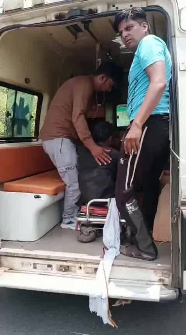 *मड़ीखेड़ा पुल पर भीषण हादसा: स्कॉर्पियो-बाइक टक्कर में नरवर निवासी युवक गंभीर घायल*
अपने क्षेत्र की सभी खबरें देखने के लिए डाउनलोड करें शुरू ऐप* (Shuru App) 👇🏻
https://shuru.co.in/dl/mwdp70