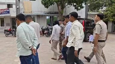 भिंड पुलिस को बड़ी सफलता: 14 माह पुराने कल्याणपुरा हत्याकांड का खुलासा, मुख्य आरोपी गिरफ्तार
भिंड। जिले के चर्चित कल्याणपुरा हत्याकांड का पुलिस ने खुलासा करते हुए मुख्य आरोपी को गिरफ्तार कर लिया है। आरोपी ने अपने साथियों के साथ मिलकर एक बुजुर्ग महिला की हत्या कर चोरी की वारदात को अंजाम दिया था। मामले में शामिल कुल 7 आरोपियों में से एक मुख्य आरोपी पुलिस की गिरफ्त में आ गया है, जबकि अन्य 6 फरार आरोपियों की तलाश जारी है। #BhindNews #bhind #MadhyaPradesh #vairalvideo #viralreelsfacebook #cmmohanyadav #ind24 #highlights #PMNarendraModi SP BHIND Collector Office Bhind