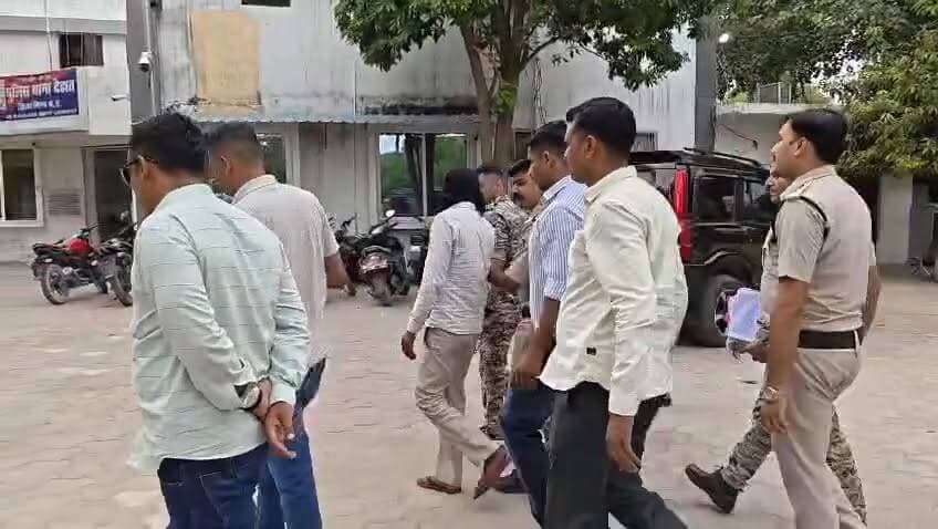 भिंड पुलिस को बड़ी सफलता: 14 माह पुराने कल्याणपुरा हत्याकांड का खुलासा, मुख्य आरोपी गिरफ्तार
भिंड। जिले के चर्चित कल्याणपुरा हत्याकांड का पुलिस ने खुलासा करते हुए मुख्य आरोपी को गिरफ्तार कर लिया है। आरोपी ने अपने साथियों के साथ मिलकर एक बुजुर्ग महिला की हत्या कर चोरी की वारदात को अंजाम दिया था। मामले में शामिल कुल 7 आरोपियों में से एक मुख्य आरोपी पुलिस की गिरफ्त में आ गया है, जबकि अन्य 6 फरार आरोपियों की तलाश जारी है। #BhindNews #bhind #MadhyaPradesh #vairalvideo #viralreelsfacebook #cmmohanyadav #ind24 #highlights #PMNarendraModi SP BHIND Collector Office Bhind