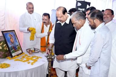 मध्य प्रदेश सरकार ने वर्ष 2026 को कृषि कल्याण वर्ष घोषित किया है, प्राकृतिक खेती को बढ़ावा देने के लिए प्राकृतिक खेती कार्यशाला का आयोजन कृषि उपज मंडी महू रोड पर किया गया । कार्यक्रम के मुख्य अतिथि कैबिनेट मंत्री एवं सूक्ष्म लघु एवं मध्यम उद्यम मंत्री मध्यप्रदेश शासन श्री चैतन्य काश्यप ने संबोधित करते हुए कहा कि प्रधानमंत्री श्री नरेंद्र मोदी जी के 12 वर्ष के कार्यकाल में भारत की सोच बदली है, पूरे विश्व में भारत का मान सम्मान गौरव बढ़ा है , ऋषि और कृषि देश का मूल आधार है। प्रधानमंत्री श्री नरेंद्र मोदी और मुख्यमंत्री डॉ मोहन यादव के नेतृत्व में हर दिशा में सकारात्मक परिवर्तन आ रहे हैं प्रधानमंत्री श्री नरेंद्र मोदी ने स्वच्छ भारत अभियान सहित विभिन्न राष्ट्रीय कार्यक्रम को आंदोलन का रूप दिया है। गाय का गोबर और गोमूत्र से धरती में प्राकृतिक तत्व आते हैं इसलिए प्राकृतिक खेती आज की सबसे बड़ी जरूरत है, मुख्यमंत्री डॉ मोहन यादव के नेतृत्व में मध्य प्रदेश को दूध कैपिटल बनाया जाएगा । उन्होंने कहा मुख्यमंत्री डॉ मोहन यादव के मार्गदर्शन में 80 हजार करोड़ की योजनाओं के माध्यम से 12 लाख हेक्टेयर में सिंचाई की सुविधा की बढ़ोतरी होगी। उन्होंने वर्ष 2047 तक विकसित भारत विकसित मध्य प्रदेश बनाने की बात कही।
विधायक रतलाम ग्रामीण श्री मथुरालाल डामर ने कहा कि वर्तमान में यूरिया बहुत महंगा है, हर किसान को गाय पालना चाहिए। गाय के गोबर और गोमूत्र से किसान प्राकृतिक खेती करें। इससे लागत कम होगी और उत्पादन बढ़ेगा। भाजपा जिला अध्यक्ष श्री प्रदीप उपाध्याय ने कहा कि कलेक्टर श्रीमती मिशा सिंह के प्रयासों से 25 क्लस्टर बनाकर 3125 किसानों का चयन किया गया और जैविक खेती के वैज्ञानिक तरीकों को बढ़ावा दिया जा रहा है और किसानों की आय बढ़ाने का कार्य किया जा रहा है , केंद्र और राज्य सरकार के सहयोग से रतलाम जिले में जैविक खेती को बढ़ाने के लिए हर रविवार को कृषि उपज मंडी सैलाना रोड पर बाजार लग रहा है, जैविक खेती के उत्पादों का अधिक से अधिक लोगों को उपयोग करना चाहिए।
कार्यक्रम में कलेक्टर श्रीमती मिशा सिंह ने रतलाम जिले में जैविक खेती का कार्य कर रहे किसान श्री बनेसिंह ग्राम आलोट, श्री चंद्रभानु चौधरी ग्राम धामनोद तथा श्री अमित गोपाल कुमावत नामली द्वारा की जा रही जैविक खेती की सराहना की। उन्होंने बताया कि कम लागत में अच्छी उपज , आय बढ़ाने के स्रोत और उन्नत खेती को बढ़ावा देने के लिए प्राकृतिक खेती कार्यशाला का आयोजन किया जा रहा है। उन्होंने कहा कि हमने खेत में जाकर किसानों की समस्याएं सुनी और किसानों के सुझाव के आधार पर ही उनके हल किए गए । शासकीय विभाग और किसानों के संयुक्त प्रयास से मैदानी स्तर पर सकारात्मक परिणाम सामने आ रहे हैं।
उपसंचालक कृषि विभाग श्री भानसिंह ने बताया कि रासायनिक खेती के हानिकारक प्रभाव सामने आ रहे हैं, दिल्ली मुंबई जैसे महानगरों में मध्यप्रदेश के प्राकृतिक खेती के उत्पादों की मांग लगातार बढ़ रही है , प्राकृतिक खेती आधुनिक समय की सबसे बड़ी आवश्यकता है। कार्यक्रम में मृदा विज्ञान कृषि विकास केंद्र डॉ शीशराम धाकड़ के द्वारा बताया गया कि वर्ष 1966 के बाद हरित क्रांति के दौरान रासायनिक उर्वरकों का उपयोग बढ़ा ,जिससे उत्पादन बढ़ा, किंतु रसायनों के लगातार प्रयोग से धरती का स्वास्थ्य बिगड़ रहा है , इसके लिए प्राकृतिक खेती के उपाय को अपनाना आवश्यक है इसकी शुरुआत हम अपने खेत से करें।
कार्यक्रम के दौरान प्राकृतिक खेती के विभिन्न तरीकों के बारे में विस्तार से जानकारी दी गई। रतलाम जिले के ग्राम रसूलपुर की सफलता की कहानी ऑडियो विजुअल माध्यम से प्रसारित की गई कृषि वैज्ञानिकों ने बताया कि गांव के दशरथ पाटीदार सहित लगभग 70% से अधिक किसान गांव में प्राकृतिक खेती को अपना रहे हैं और गांव में रासायनिक उर्वरकों की मांग ना के बराबर हो गई है। कार्यशाला में महामंत्री श्री जयवंत कोठारी , जिला उपाध्यक्ष श्री प्रहलाद राठौड़ , किसान मोर्चा प्रदेश अध्यक्ष श्री शंकर लाल पाटीदार , किसान मोर्चा जिला अध्यक्ष श्री राम सिंह सिसोदिया , किसान मोर्चा जिला महामंत्री श्री कन्हैया लाल पाटीदार , किसान मोर्चा जिला महामंत्री श्री बद्रीलाल चौधरी , श्री बसंती लाल धाकड़, श्री राकेश पांचा,सांसद प्रतिनिधि श्री कैलाश पाटीदार , श्री आशीष पाटीदार , श्री कैलाश जाट, श्री मोहनलाल जाट, श्री जितेंद्र पाटीदार, श्री देवचंद पाटीदार , श्री सुरेश पाटीदार, श्री शंभू लाल पाटीदार , श्री विजय पाटीदार, श्री धर्मेंद्र माली , श्री विजय पाटीदार कुशाभाऊ मंडल, श्री बीएस छाजेड़, श्री दिनेश जौहरी, श्री मोहनलाल राठौड़, श्री सुरेश पाटीदार, श्री डी पी धाकड़ , एस डी एम श्री तरुण जैन, तहसीलदार, सहित अनेक किसान एवं गणमान्य नागरिक जनप्रतिनिधि उपस्थित थे।
Department of Agriculture, Madhya Pradesh Jansampark Madhya Pradesh
CM Madhya Pradesh PMO India
#JanSampark #ratlam