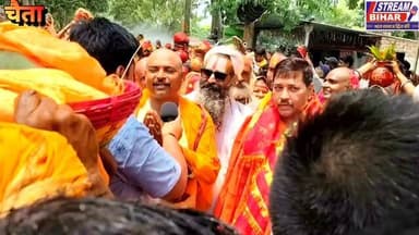 भव्य कलश यात्रा के साथ श्री श्री 1008 लक्ष्मी नारायण महायज्ञ का शुभारंभ, श्रद्धा और भक्ति से गूंजा चैता दक्षिणी पंचायत।
समस्तीपुर जिले के उजियारपुर प्रखंड अंतर्गत चैता दक्षिणी पंचायत के सगमा डिहवार स्थान परिसर में आयोजित श्री श्री 1008 लक्ष्मी नारायण महायज्ञ के अवसर पर शुक्रवार को 1008 कुंवारी कन्याओं की भव्य कलश शोभायात्रा निकाली गई। वैदिक मंत्रोच्चारण और धार्मिक अनुष्ठानों के बीच कन्याओं ने मजरोहा तालाब से पवित्र जल भरकर माथे पर कलश धारण किया तथा गाजे-बाजे, घुड़सवारों और आकर्षक झांकियों के साथ यज्ञ स्थल तक पहुंचीं।
कलश यात्रा में हजारों श्रद्धालुओं ने भाग लेकर धार्मिक आस्था का परिचय दिया। शोभायात्रा के दौरान महंत सत्यनारायण दास, जय किशन दास एवं लोटन दास रथ पर विराजमान रहे। यात्रा मार्ग में श्रद्धालुओं द्वारा लस्सी, शरबत, ठंडा एवं पेयजल की व्यवस्था की गई, जिससे भक्तों का उत्साह और बढ़ गया।
गौरतलब है कि यह महायज्ञ 19 जून से 27 जून तक आयोजित किया जा रहा है, जिसमें प्रतिदिन धार्मिक अनुष्ठान, प्रवचन एवं सांस्कृतिक कार्यक्रम आयोजित होंगे। यज्ञ स्थल पर पहुंचने के बाद सभी कन्याओं को प्रसाद ग्रहण कराया गया।
इस अवसर पर भाजपा दक्षिणी जिला अध्यक्ष शशिधर झा, जिला परिषद सदस्य अमृत चौधरी, मुखिया प्रतिनिधि कमलकांत राय, मुखिया मीना देवी, मंडल प्रभारी चंदन मिश्रा, दिलीप राय, जितेंद्र झा, विकास यादव, चैता उत्तरी मुखिया मुकेश पांडे सहित क्षेत्र के अनेक जनप्रतिनिधि एवं हजारों श्रद्धालु उपस्थित रहे।
कलश यात्रा की यह विशेष ग्राउंड रिपोर्ट देखें Stream Bihar पर, रिपोर्टर सुदर्शन कुमार के साथ।
#StreamBihar #SudarshanKumar #KalashYatra #LakshmiNarayanMahayagya #Ujiarpur #ChaitaDakshini #Samastipur #BiharNews #ReligiousEvent #Mahayagya2026 #Bhakti #SanatanDharma #KalashShobhaYatra #BreakingNews #GroundReport #BiharUpdate #ViralNews #1008KanyaKalashYatra #YagyaMahotsav #SpiritualIndia