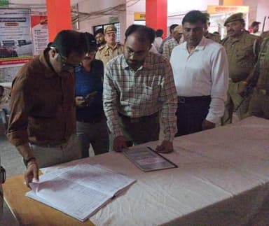 #चित्रकूट
जिलाधिकारी द्वारा पुलिस अधीक्षक चित्रकूट के साथ सामुदायिक स्वास्थ्य केंद्र पहाड़ी का औचक निरीक्षण कर व्यवस्थाओं में लापरवाही बरतने वाले कार्मिकों के विरुद्ध कठोर कार्रवाई किए जाने के दिए निर्देश
शासकीय सेवाओं की धरातलीय स्थिति परखने एवं स्वास्थ्य सेवाओं को सुदृढ़ बनाने के उद्देश्य से आज जिलाधिकारी पुलकित गर्ग द्वारा पुलिस अधीक्षक अरुण कुमार सिंह के साथ सामुदायिक स्वास्थ्य केंद्र (CHC) पहाड़ी का औचक निरीक्षण किया गया। निरीक्षण के दौरान चिकित्सालय की प्रशासनिक व चिकित्सकीय व्यवस्थाओं में कई खामियां पाए जाने पर जिलाधिकारी ने कड़ी नाराजगी व्यक्त करते हुए संबंधितों के विरुद्ध दंडात्मक कार्रवाई के निर्देश दिए।
निरीक्षण की शुरूआत पंजीकरण कक्ष से की गई, जहां तैनात कंप्यूटर ऑपरेटरों से दैनिक ओपीडी पंजीकरण की संख्या के संबंध में विस्तृत जानकारी ली गई। इसके पश्चात इमरजेंसी ड्यूटी कक्ष, इमरजेंसी वार्ड संख्या-1, आयुष्मान वार्ड, नियमित (परमानेंट) कर्मचारी उपस्थिति रजिस्टर तथा संविदा कर्मी उपस्थिति रजिस्टर का गहन अवलोकन व परीक्षण किया गया। वार्डों के निरीक्षण के दौरान मरीजों के लिए बेड की अनुपलब्धता पाए जाने पर जिलाधिकारी ने कड़ा रुख अपनाया। उन्होंने प्रभारी चिकित्साधिकारी को निर्देशित किया कि अन्य वार्डों में रिक्त बेडों को तत्काल उपयोग में लाया जाए तथा 'पहले आओ, पहले पाओ' के आधार पर मरीजों को बेड आवंटित किए जाएं। बेडशीट पर दाग पाए जाने पर तथा खिड़कियों पर जमी धूल पर अप्रसन्नता व्यक्त करते हुए उन्होंने बेड़ो की चादर बदलने तथा साफ सफाई व्यवस्था मे तत्काल सुधार के निर्देश दिए।
निरीक्षण के दौरान 5 कार्मिक अनुपस्थित पाए गए, जिलाधिकारी ने अनुपस्थित कर्मचारियों का एक दिन का वेतन काटने के भी निर्देश दिए। उन्होंने सख्त निर्देश दिए कि दोपहर 08:00 बजे से 02:00 बजे की अवधि में कोई भी कर्मचारी चिकित्सालय छोड़कर बाहर नहीं जाएगा।
उक्त के अतिरिक्त ग्राउंड फ्लोर पर अत्यधिक गंदगी पाए जाने पर जिलाधिकारी ने संबंधित ग्राउंडफ्लोर के तीन सफाई कर्मियों का वेतन अग्रिम आदेशों तक रोकने के निर्देश दिए। उन्होंने स्पष्ट किया कि मुख्य चिकित्सा अधिकारी की संतोषजनक आख्या प्राप्त होने के पश्चात ही इनका वेतन बहाल किया जाए।
जिलाधिकारी ने समस्त नियमित, संविदा एवं आउटसोर्सिंग कर्मियों (स्वीपर सहित) को अनिवार्य रूप से निर्धारित ड्रेस कोड में रहने के निर्देश दिए। उन्होंने कहा कि जिन स्वीपर्स के पास ड्रेस उपलब्ध नहीं है, उन्हें एक सप्ताह के भीतर ड्रेस उपलब्ध कराया जाए।
आउटसोर्सिंग कर्मचारी रजिस्टर के अवलोकन के दौरान प्रभारी चिकित्साधिकारी द्वारा उपस्थिति प्रमाणित (मार्क) न किए जाने पर जिलाधिकारी ने घोर प्रशासनिक शिथिलता मानते हुए प्रभारी चिकित्साधिकारी को 'कारण बताओ नोटिस' जारी करने के निर्देश दिए। साथ ही यह सुनिश्चित करने को कहा कि उपस्थिति पंजिका में सभी कर्मचारियों के हस्ताक्षर क्रमानुसार (सीरियल में) दर्ज हों
निरीक्षण के अंत में जिलाधिकारी ने प्रभारी चिकित्साधिकारी को संपूर्ण स्वास्थ्य केंद्र परिसर में उच्च स्तरीय साफ-सफाई, पर्याप्त प्रकाश (लाइटिंग) व्यवस्था तथा मरीजों के लिए सुलभ जन-सुविधाएं सुनिश्चित करने के कड़े निर्देश दिए। उन्होंने चेतावनी दी कि शासकीय कार्यों में किसी भी प्रकार की शिथिलता या लापरवाही बर्दाश्त नहीं की जाएगी।
निरीक्षण के दौरान प्रभारी चिकित्सा अधिकारी डॉ दीपक शाहिद संबंधित चिकित्सा कर्मी उपस्थित रहे
