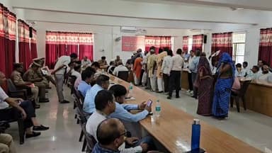 जिलाधिकारी की अध्यक्षता में एवं पुलिस अधीक्षक की की उपस्थिति में राजापुर तहसील परिसर में संपूर्ण समाधान दिवस संपन्न
विगत 3 वर्षों में धारा-24 के तहत पारित आदेशों की पत्थरगड़ी का 15 कार्यदिवसों में प्रमाण-पत्र प्रस्तुत करने के निर्देश
आईजीआरएस पोर्टल पर निस्तारण का फीडबैक 90% से कम होने पर दी गई कड़ी चेतावनी; शिथिलता बरतने वाले लेखपाल कलेक्ट्रेट संबद्ध किए जाएंगे
महिला संबंधी प्रकरणों का प्राथमिकता के आधार पर त्वरित एवं गुणवत्तापूर्ण निस्तारण सुनिश्चित करें: पुलिस अधीक्षक
तहसील सभागार राजापुर में जिलाधिकारी पुलकित गर्ग की अध्यक्षता एवं पुलिस अधीक्षक अरुण कुमार सिंह की गरिमामयी उपस्थिति में 'संपूर्ण समाधान दिवस' का आयोजन संपन्न हुआ। इस अवसर पर चकबंदी, पत्थरगढ़ी, सिंचाई, जलकल, चकरोड अतिक्रमण एवं अन्य विभागों से संबंधित विभिन्न जन-शिकायतें एवं प्रार्थना पत्र प्राप्त हुए।
जिलाधिकारी पुलकित गर्ग ने उपस्थित अधिकारियों को संबोधित करते हुए कहा कि संपूर्ण समाधान दिवस का मुख्य उद्देश्य आम जनमानस की समस्याओं का त्वरित, पारदर्शी और प्रभावी निस्तारण करना है। यह मुख्यमंत्री की सर्वोच्च प्राथमिकताओं में शामिल है। उन्होंने कड़े निर्देश दिए कि प्राप्त प्रार्थना पत्रों का निस्तारण केवल कागजी न होकर, संबंधित विभागों द्वारा स्थलीय निरीक्षण कर किया जाए। जहां आवश्यक हो, वहां राजस्व और पुलिस की संयुक्त टीम द्वारा निष्पक्ष एवं गुणवत्तापूर्ण निस्तारण सुनिश्चित किया जाए, ताकि फरियादियों को बार-बार न भटकना पड़े।
समीक्षा के दौरान जिलाधिकारी ने सभी उप जिलाधिकारियों को निर्देशित किया कि विगत तीन वर्षों में उत्तर प्रदेश राजस्व संहिता की धारा-24 (सीमांकन/पत्थरगड़ी) के अंतर्गत जितने भी आदेश पारित हुए हैं, उनके अनुपालन में पत्थरगड़ी की वास्तविक स्थिति की समीक्षा करें। इस संबंध में आगामी 15 दिवस के भीतर अनिवार्य रूप से प्रमाण-पत्र उपलब्ध कराया जाए।
उन्होंने स्पष्ट किया कि धारा-116 (बंटवारा) और धारा-24 के वादों का निस्तारण लगातार नियत तिथि (डेट) लगाकर किया जाए। स्थलीय निस्तारण हेतु संबंधित लेखपालों की तिथिवार ड्यूटी निर्धारित की जाए। जिलाधिकारी ने चेतावनी दी कि जनसमस्याओं के निस्तारण में लापरवाही बरतने वाले अथवा शिथिल कार्यप्रणाली वाले लेखपालों को तत्काल प्रभाव से कलेक्ट्रेट संबद्ध (अटैच) कर दिया जाएगा।
समन्वय और पोर्टल प्रबंधन पर चर्चा करते हुए जिलाधिकारी ने कहा कि आईजीआरएस (एकीकृत शिकायत निवारण प्रणाली) पर प्राप्त शिकायतों के निस्तारण का फीडबैक किसी भी परिस्थिति में 90 प्रतिशत से कम नहीं होना चाहिए। उन्होंने राजस्व निरीक्षकों एवं लेखपालों को निर्देशित किया कि जिन मामलों में आपसी सहमति की गुंजाइश हो, वहां दोनों पक्षों में समन्वय स्थापित कर गुणवत्तापूर्ण निस्तारण कराएं।
पुलिस अधीक्षक अरुण कुमार सिंह ने पुलिस बल के अधिकारियों को निर्देशित किया कि महिलाओं से संबंधित प्रत्येक प्रकरण को अत्यंत संवेदनशीलता के साथ लिया जाए और उनका प्राथमिकता के आधार पर विधिक निस्तारण सुनिश्चित किया जाए। कानून-व्यवस्था और भूमि विवादों के शांतिपूर्ण समाधान के लिए पुलिस और राजस्व टीम आपसी समन्वय से कार्य करें।
इसी क्रम में जनपद के सभी तहसीलों में समाधान दिवस का आयोजन किया गया जिसमें राजापुर में 73 मे 7,
मऊ में 138 में 4, मानिकपुर में 66, कर्वी में 90 में से 6 का मौके पर निस्तारण करा दिया गया।
इस संपूर्ण समाधान दिवस के अवसर पर उप जिलाधिकारी राजापुर फूलचंद्र यादव, मुख्य चिकित्सा अधिकारी डॉ. महेंद्र कुमार त्रिपाठी, जिला परियोजना अधिकारी सत्यराम यादव, बंदोबस्त अधिकारी चकबंदी मनोहर लाल धर्मन सहित तहसीलदार, नायब तहसीलदार एवं समस्त संबंधित विभागों के जिला व तहसील स्तरीय अधिकारी उपस्थित रहे