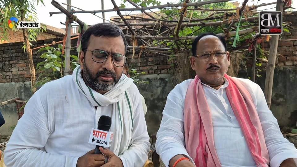 बलिया में खूनी संघर्ष: पीड़ित परिवार से मिले उमाशंकर राम, पुलिस को कटघरे में खड़ा कर पूछा- "कैसे गई किशोर की जान?"
16 वर्षीय आदर्श की हत्या पर गरमाया माहौल: चेयरमैन प्रतिनिधि उमाशंकर राम का दावा- 'पुलिस की मुस्तैदी होती तो बच सकती थी जान'
🚨 **बलिया: बारात विवाद में 16 वर्षीय किशोर की हत्या, पुलिस की कार्यप्रणाली पर उठे गंभीर सवाल!**
फेफना थाना क्षेत्र में बारात से लौटते समय हुए खूनी संघर्ष में 16 वर्षीय आदर्श की दर्दनाक मौत हो गई। इस हृदयविदारक घटना के बाद नगरा चेयरमैन प्रतिनिधि उमाशंकर राम जी ने रुपवार पहुंचकर पीड़ित परिवार से मुलाकात की और उन्हें हर संभव न्याय दिलाने का ढांढस बंधाया।
🎥 **भारत मीडिया से एक्सक्लूसिव बातचीत** में उमाशंकर राम ने बलिया पुलिस को सीधे कटघरे में खड़ा किया है। उन्होंने एक बड़ा सवाल उठाया है कि जब डायल-112 पुलिस ने पहले ही विवाद शांत करा दिया था, तो फिर यह जानलेवा हमला कैसे हुआ? उनका स्पष्ट कहना है कि **"अगर पुलिस ने लापरवाही न की होती, तो बच सकती थी मासूम आदर्श की जान!"**
आखिर किसकी चूक से बुझ गया एक घर का चिराग? जानने के लिए देखिए भारत मीडिया की यह ग्राउंड रिपोर्ट। 👇
#BalliaNews #Phephna #BharatMedia #UmapatiRam #UPPolice #JusticeForAdarsh #BalliaCrime #LocalNews #BalliaUpdate