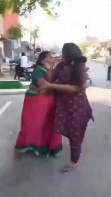 आगरा : घर में घुसकर जमकर मारपीट,लाठी डंडों से पीटा
महिलाओं और पुरुषों में भी जमकर मारपीट.
महिला, पुरुष के आई गंभीर चोटें,अस्पताल में भर्ती.
बीच सड़क पर मारपीट का वीडियो वायरल.
मालिकाना और किरायेदारी के विवाद में मारपीट.
किरायेदार पक्ष से 7 लोगों के खिलाफ केस दर्ज.
पुलिस ने पांच लोगों को किया गिरफ्तार.
जगदीशपुरा थाना क्षेत्र का मामला
