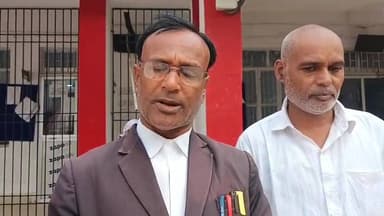 मधुबनी जिला न्यायालय के एडीजे तृतीय ललन कुमार की अदालत ने मां की हत्या के मामले में दोषी करार दिए गए अभियुक्त को सजा सुनाई है। अदालत के इस फैसले को एक गंभीर और संवेदनशील मामले में महत्वपूर्ण माना जा रहा है।
#Madhubani #MadhubaniNews #BiharNews #CourtVerdict #DistrictCourt #CrimeNews #Justice #BreakingNews #HindiNews #DENNews #DENNewsMadhubani #Judiciary #LegalUpdate #BiharPolice #IndiaNews