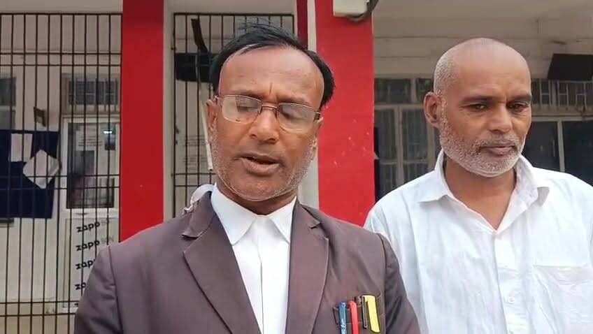 मधुबनी जिला न्यायालय के एडीजे तृतीय ललन कुमार की अदालत ने मां की हत्या के मामले में दोषी करार दिए गए अभियुक्त को सजा सुनाई है। अदालत के इस फैसले को एक गंभीर और संवेदनशील मामले में महत्वपूर्ण माना जा रहा है।
#Madhubani #MadhubaniNews #BiharNews #CourtVerdict #DistrictCourt #CrimeNews #Justice #BreakingNews #HindiNews #DENNews #DENNewsMadhubani #Judiciary #LegalUpdate #BiharPolice #IndiaNews