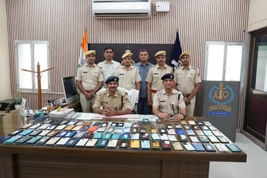 #Balotra: बालोतरा पुलिस की ‘‘ऑपरेशन एंटीवायरस‘‘ के तहत बड़ी कार्यवाही।
31,75,000 रूपए के कुल 127 गुमसुदा मोबाईल बरामद।
मोबाईल के वास्तविक मालिकों ने जताया पुलिस का आभार।
पुलिस अधीक्षक जिला बालोतरा श्री रमेश आईपीएस ने बताया कि जिले में गुम हुए मोबाईल हैण्डसेट्स की रिकवरी हेतु चलाए जा रहे विशेष अभियान “ऑपरेशन एंटीवायरस” के तहत कार्यवाही करते हुए ब्म्प्त् पोर्टल के माध्यम से ट्रेस आउट मोबाईल को चिन्हित कर जारी दिशा-निर्देशानुसार श्री हरफूलसिंह आरपीएस, अतिरिक्त पुलिस अधीक्षक बालोतरा एवं समस्त वृताधिकारीगण जिला बालोतरा के सुपरविजन में साईबर सेल बालोतरा एवं समस्त पुलिस थानों की टीमों द्वारा जिले में गुम हुए मोबाईल हैडसेट की गुमशुदगी पर मोबाईल ट्रेस कर कुल 127 मोबाईल हैण्डसेट जिनकी अनुमानित कीमत 31 लाख 75 हजार रूपए आंकी गई है, रिकवर करने में सफलता हासिल की है।
उक्त अभियान के दौरान पुलिस थाना बालोतरा की टीम द्वारा सर्वाधिक 53 मोबाईल रिकवर किए गए। मोबाईल रिकवर करने में श्री सुरेन्द्रसिंह कानि. व छगनलाल कानि. साइबर सेल बालोतरा, श्री घनश्याम कानि. थाना बालोतरा एवं श्री भैराराम कानि. साइबर थाना बालोतरा की विशेष भूमिका रही है।
पुलिस टीमः-
01. श्री गोमाराम सउनि. प्रभारी साइबर सेल बालोतरा,
02. श्री मोहनलाल हैडकानि. डीसीआरबी बालोतरा,
03. श्री सुरेन्द्रसिंह कानि. साइबर सेल बालोतरा,
04. श्री छगनलाल कानि. साइबर सेल बालोतरा,
05. श्री मिश्रे खां कानि. साइबर सेल बालोतरा,
06. श्री घनश्याम कानि. 282 पुलिस थाना बालोतरा,
07. श्री भैराराम कानि. साइबर थाना बालोतरा,
08. श्री जीतूराम मीणा कानि. 357 थाना पचपदरा,
09. श्री गेनाराम कानि. 313 थाना सिवाना,
10. श्री देदाराम कानि. 350 थाना जसोल,
11. श्री देबूसिंह कानि. 387 पुलिस थाना गिड़ा,
12. श्री सुभाष कानि. 119 थाना सिणधरी,
13. श्री गणपत कानि. 1812 थाना गुड़ामालानी,
14. श्री विनोद कुमार कानि. 276 थाना कल्याणपुर,
15. श्री मोहनलाल कानि. 1761 थाना धोरीमन्ना,
16. श्री कृष्ण कुमार कानि. 245 थाना समदड़ी,
17. श्री जयवीर सिंह कानि. 191 थाना मण्डली।
आमजन से अपीलः- यदि किसी का मोबाईल फोन गुम हो जाता है तो राजस्थान पुलिस की वेबसाईट पर मिसिंग रिपोर्ट दर्ज कर CEIR PORTEL https://www.ceir.gov.in/ पर आईएमईआई नम्बर ब्लाॅक करने की प्रकिया करें एवं नजदीकी पुलिस थाना पर इसकी रिपोर्ट पेश करे।
@policerajasthan
#AntiVirus #BalotraPolice #MobileRecovery #LostAndFound