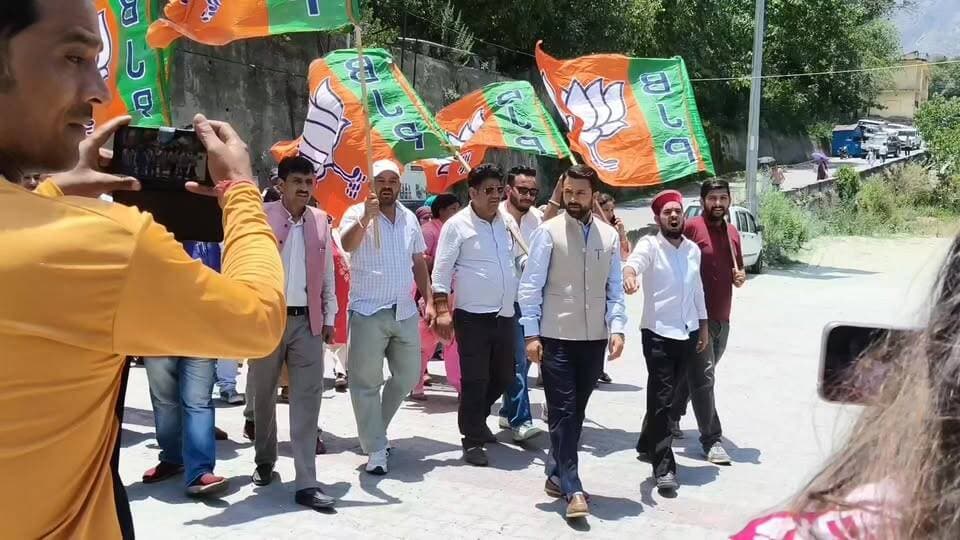 रामपुर बुशैहर में भाजपा का शांतिपूर्ण धरना-प्रदर्शन, जनहित के मुद्दों को लेकर सरकार के खिलाफ बुलंद की आवाज़
#RampurBushahr #BJP #BJPProtest #KaulSinghNegi #HimachalPradesh #HimachalNews #RampurNews #PublicIssues #DharnaPradarshan #PoliticalNews #BreakingNews #TeamGroundZero #GroundReport #JanhitMudde #VoiceOfPeople #NewsUpdate #HimachalKiAwaaz #LatestNews #RamPurBushehr #GroundZeroNews