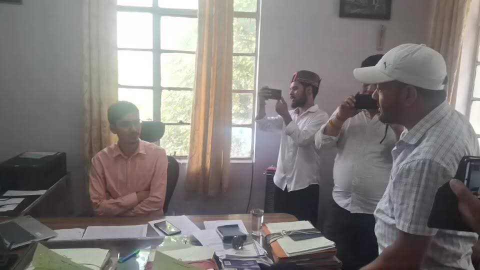 रामपुर बुशैहर के न्यू बस स्टैंड में भाजपा का शांतिपूर्ण धरना-प्रदर्शन
रामपुर बुशैहर के न्यू बस स्टैंड परिसर में भाजपा कार्यकर्ताओं ने भाजपा नेता कौंल सिंह नेगी की अगुवाई में शांतिपूर्ण धरना-प्रदर्शन किया। इस दौरान कार्यकर्ताओं ने जनहित से जुड़े विभिन्न मुद्दों को लेकर अपनी आवाज बुलंद की और प्रदेश सरकार का ध्यान आम जनता की समस्याओं की ओर आकर्षित करने का प्रयास किया। प्रदर्शन शांतिपूर्ण ढंग से संपन्न हुआ, जिसमें बड़ी संख्या में भाजपा कार्यकर्ताओं ने भाग लिया।
न्यू बस स्टैंड, रामपुर बुशैहर
#RampurBushahr #BJP #KaulSinghNegi #DharnaPradarshan #HimachalPradesh #HimachalNews #PoliticalNews #BJPHimachal #PublicIssues #JanhitKeMudde #GroundReport #TeamGroundZero #BreakingNews #LatestUpdate #RamPurNews #JanataKiAwaaz #PeacefulProtest #HimachalPolitics #NewsCoverage #GroundZeroNews