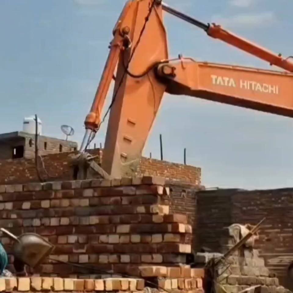 रादौर डेहा बस्ती में चला बुलडोजर,अवैध कब्जों पर प्रशासन की बड़ी कार्रवाई,100 से ज्यादा निर्माण ध्वस्त, गरीब तबका सड़क पर, गरीबों की कौन सुनें । नारायण नारायण
#Radaur #Yamunanagar #HaryanaNews #BulldozerAction #IllegalEncroachment #DemolitionDrive #HaryanaPolice #CrimeNews #AdministrationAction #BreakingNews #DehaBasti #LawAndOrder