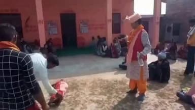 "लो प्राण डालो इसमें जल्दी..(बाबा हाथों से पंप जैसी मुद्रा बनाकर प्राण डालने का नाटक करता है) मुर्दा लेकर आये थे. इसके प्राण उड़ रहे थे ऊपर. वह चिपक गये, वो जाने और महाकाली. अब इसके प्राण पूरे भर चुके है, जा चुके थे."
कानपुर के "बोतल बाबा उर्फ हरिओम यादव" ने इस तरह एक बच्चे के शरीर में प्राण डालने का प्रहसन किया. बोतल बाबा पर एक महिला ने रेप अटेम्प्ट और 40 हजार रूपये ठगने के आरोप लगाये है. बाबा के खिलाफ केस दर्ज हुआ है.
#बोतलबाबा #HariomYadav #KanpurNews #FakeBaba
#BreakingNews #ViralNews #CrimeNews #UPNews
#BabaControversy #FraudBaba #JusticeForVictim
#TrendingNews #VindhyaSamacharTV #विंध्यासमाचारटीवी
#कानपुर #बोतलबाबा #फर्जीबाबा #अपराध_समाचार #उत्तरप्रदेश
#ब्रेकिंगन्यूज #वायरलखबर #देशकीखबर #रामचंद्रयादव #viralpost #VindhyaNews #NewsUpdate #vindhyasamachartv