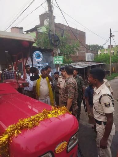 प्रेस विज्ञप्ति
जिला पदाधिकारी महोदय के मार्गदर्शन में सड़क दुर्घटनाओं में कमी लाने हेतु हेलमेट जागरूकता एवं प्रवर्तन अभियान चलाया गया।
आज सड़क दुर्घटनाओं में कमी लाने तथा वाहन चालकों को यातायात नियमों के प्रति जागरूक करने के उद्देश्य से विद्यापीठ से बायपास रोड मोड़ तक विशेष हेलमेट जांच एवं प्रवर्तन अभियान चलाया गया।
उक्त अभियान में जिला परिवहन पदाधिकारी (DTO), मोटरयान निरीक्षक (MVI) एवं परिवहन विभाग की टीम द्वारा संयुक्त रूप से वाहन जांच की गई। जांच के दौरान बिना हेलमेट वाहन चलाने वाले चालकों के विरुद्ध कार्रवाई करते हुए उन्हें हेलमेट के महत्व एवं यातायात नियमों के पालन के संबंध में जागरूक किया गया।
अभियान के क्रम में कुल ₹66,000/- (छियासठ हजार रुपये) का जुर्माना वसूला गया। साथ ही वाहन चालकों को हेलमेट का नियमित उपयोग करने, निर्धारित गति सीमा का पालन करने तथा अन्य यातायात नियमों का अनुपालन करने हेतु प्रेरित किया गया।
जिला परिवहन पदाधिकारी ने आमजन से अपील की कि अपनी एवं अपने परिवार की सुरक्षा के लिए सदैव हेलमेट पहनकर वाहन चलाएं तथा यातायात नियमों का पालन करें। सड़क सुरक्षा को लेकर ऐसे जागरूकता एवं प्रवर्तन अभियान आगे भी नियमित रूप से संचालित किए जाते रहेंगे।