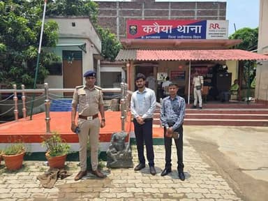 प्रेस विज्ञप्ति
लखीसराय, 20 जून 2026
लखीसराय क्षेत्र की ऐतिहासिक और सांस्कृतिक धरोहर को सहेजने की दिशा में लखीसराय के 'संसार पोखर' के समीप मिट्टी की खुदाई के दौरान प्राप्त एवं कवैया थाना में सुरक्षित रखी गई लगभग 2 फीट ऊंची काले पत्थर (प्रस्तर) की एक अत्यंत प्राचीन और दुर्लभ प्रतिमा को आज दिनांक 20.6.2026 को वैधानिक रूप से लखीसराय संग्रहालय में स्थानांतरित कर दिया गया है।
ज़िला कला एवं संस्कृति पदाधिकारी सह सहायक संग्रहालयाध्यक्ष डॉ. मृणाल रंजन को दिनांक 17.6.2026 को अनुमंडल पदाधिकारी द्वारा सूचना प्राप्त हुई थी कि लखीसराय क्षेत्र के अंतर्गत 'संसार पोखर' की मिट्टी की खुदाई के दौरान एक प्राचीन मूर्ति प्राप्त हुई है, जिसे सुरक्षा के दृष्टिकोण से स्थानीय कवैया थाना में जमा करवा दिया गया था। सूचना की सत्यता को देखते हुए आज कवैया थानाध्यक्ष (पु.अ.नि.) रंधीर कुमार ने विधिवत रूप से इस ऐतिहासिक मूर्ति को संग्रहालयाध्यक्ष को सुपुर्द किया।
संग्रहालय के तकनीकी सहायक राजेश कुमार द्वारा मूर्ति के बारीक अवलोकन और प्राथमिक जाँच के बाद इसकी पहचान 'जाम्भल' के रूप में की गई है। पुरातात्विक दृष्टि से यह मूर्ति 9वीं से 12वीं शताब्दी ईस्वी (पाल काल) के आसपास की प्रतीत होती है, जो पाल कालीन उत्कृष्ट मूर्तिकला का एक बेजोड़ और जीवंत उदाहरण है।
समय के थपेड़ों और ऐतिहासिक उथल-पुथल के कारण मूर्ति का सिर, दाहिना हाथ और बाएं हाथ का कुछ हिस्सा क्षतिग्रस्त (खंडित) हो चुका है, लेकिन इसके बावजूद बची हुई नक्काशी अपने समय की बारीक शिल्पकला को बखूबी बयां करती है।