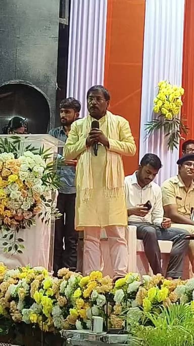 নদীয়া জেলা প্রশাসনের উদ্যোগে আয়োজিত পশ্চিমবঙ্গ দিবস উদযাপন অনুষ্ঠানে বক্তব্য রাখছেন রানাঘাট লোকসভা কেন্দ্রের সাংসদ জগন্নাথ সরকার