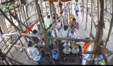 महाराष्ट्र के परभणी में दर्दनाक हादसा। हनुमान मंदिर की छत गिरी, मलबे में 30 से 40 लोग दबे राहत टीम लगी बचाव कार्य में सीसी टीवी फुटेज आया सामने
#महाराष्ट्र #BreakingNews #News