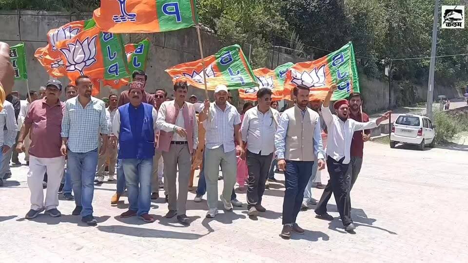 रामपुर बुशैहर के न्यू बस स्टैंड में भाजपा का शांतिपूर्ण धरना-प्रदर्शन
रामपुर बुशैहर के न्यू बस स्टैंड परिसर में भाजपा कार्यकर्ताओं ने भाजपा नेता कौंल सिंह नेगी की अगुवाई में शांतिपूर्ण धरना-प्रदर्शन किया। इस दौरान कार्यकर्ताओं ने जनहित से जुड़े विभिन्न मुद्दों को लेकर अपनी आवाज बुलंद की और प्रदेश सरकार का ध्यान आम जनता की समस्याओं की ओर आकर्षित करने का प्रयास किया। प्रदर्शन शांतिपूर्ण ढंग से संपन्न हुआ, जिसमें बड़ी संख्या में भाजपा कार्यकर्ताओं ने भाग लिया।
न्यू बस स्टैंड, रामपुर बुशैहर
#RampurBushahr #BJP #KaulSinghNegi #DharnaPradarshan #HimachalPradesh #HimachalNews #PoliticalNews #BJPHimachal #PublicIssues #JanhitKeMudde #GroundReport #TeamGroundZero #BreakingNews #LatestUpdate #RamPurNews #JanataKiAwaaz #PeacefulProtest #HimachalPolitics #NewsCoverage #GroundZeroNews