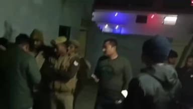 गोंडा में गुरुजी की हत्या के गुनहगारों को 'आजीवन कारावास': 3 साल बाद बूढ़े बाप को मिला इंसाफ
#GondaNews #TeacherMurderCase #LifeImprisonment #CourtVerdict #UPPolice #GondaCourt #CrimeNewsHindi #Insaaf #KrishnaKumarMurder #UPCrime