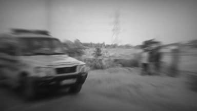 बोंगी गांव के लिप्टस बाग में मिला अज्ञात युवक का शव, इलाके में सनसनी
फॉरेंसिक टीम ने जुटाए अहम साक्ष्य, पहचान में जुटी पुलिस
पोस्टमार्टम रिपोर्ट के बाद मौत के कारणों से उठेगा पर्दा
✒️रिपोर्ट सुनील यादव
प्रयागराज। घूरपुर थाना क्षेत्र के बोंगी ग्राम सभा के मजरा गजेरिया तारा के समीप स्थित लिप्टस के बाग में शनिवार को एक अज्ञात युवक का शव मिलने से क्षेत्र में सनसनी फैल गई। सूचना मिलते ही पुलिस और फॉरेंसिक टीम मौके पर पहुंची तथा जांच शुरू कर दी। मृतक की पहचान अभी तक नहीं हो सकी है और पुलिस मामले के हर पहलू की जांच कर रही है।
प्रयागराज जनपद के घूरपुर थाना क्षेत्र अंतर्गत बोंगी ग्राम सभा के मजरा गजेरिया तारा स्थित लिप्टस के बाग में शनिवार दोपहर एक अज्ञात युवक का शव मिलने से ग्रामीणों में हड़कंप मच गया। शव मिलने की सूचना आग की तरह पूरे क्षेत्र में फैल गई और बड़ी संख्या में ग्रामीण घटनास्थल पर पहुंच गए।
सूचना प्राप्त होते ही घूरपुर थाना प्रभारी अतुल कुमार मिश्रा पुलिस बल के साथ मौके पर पहुंचे और घटनास्थल का बारीकी से निरीक्षण किया। पुलिस ने आसपास मौजूद लोगों से पूछताछ कर शव की पहचान कराने का प्रयास किया, लेकिन समाचार लिखे जाने तक मृतक की पहचान नहीं हो सकी।
प्रत्यक्षदर्शियों के अनुसार शव बाग के अंदर पड़ा हुआ था। ग्रामीणों का कहना है कि मृतक स्थानीय क्षेत्र का नहीं प्रतीत होता, क्योंकि गांव और आसपास के लोगों में से कोई भी उसकी पहचान नहीं कर पाया।
थाना प्रभारी अतुल कुमार मिश्रा के अनुसार मृतक की उम्र लगभग 40 वर्ष प्रतीत हो रही है। युवक ने टी-शर्ट और चड्डा पहन रखा था। शव की स्थिति को देखते हुए प्रारंभिक अनुमान है कि उसकी मृत्यु लगभग एक दिन पूर्व हुई होगी। हालांकि मौत के वास्तविक कारणों का खुलासा पोस्टमार्टम रिपोर्ट आने के बाद ही हो सकेगा।
घटना की गंभीरता को देखते हुए फॉरेंसिक टीम को भी बुलाया गया। टीम ने घटनास्थल से आवश्यक नमूने और साक्ष्य एकत्र किए। पुलिस यह पता लगाने का प्रयास कर रही है कि युवक वहां कैसे पहुंचा और उसकी मृत्यु किन परिस्थितियों में हुई।
पुलिस ने शव को कब्जे में लेकर पंचनामा भरने के बाद पोस्टमार्टम के लिए भेज दिया है। साथ ही आसपास के थानों एवं जनपदों से संपर्क कर शव की पहचान कराने का प्रयास किया जा रहा है। सोशल मीडिया और अन्य माध्यमों की भी मदद ली जा रही है।
घटना के बाद क्षेत्र में तरह-तरह की चर्चाएं चल रही हैं। हालांकि पुलिस अधिकारियों ने लोगों से अफवाहों पर ध्यान न देने और जांच पूरी होने तक संयम बरतने की अपील की है।
बोंगी गांव के लिप्टस बाग में मिले इस अज्ञात शव ने कई सवाल खड़े कर दिए हैं। फिलहाल पुलिस वैज्ञानिक साक्ष्यों और पोस्टमार्टम रिपोर्ट के आधार पर जांच को आगे बढ़ा रही है। मृतक की पहचान और मौत के कारण सामने आने के बाद ही घटना की वास्तविक तस्वीर स्पष्ट हो सकेगी।
🟥 ND NEWS की जनहित अपील
NDNEWS एवं दैनिक निष्पक्ष धारा नागरिकों से अपील करता है कि किसी भी संदिग्ध व्यक्ति, लावारिस वस्तु अथवा असामान्य गतिविधि की सूचना तुरंत स्थानीय पुलिस को दें। समय पर दी गई जानकारी कई गंभीर घटनाओं को रोक सकती है।
सुरक्षा एवं जागरूकता के सुझाव
✅ किसी भी संदिग्ध गतिविधि की तत्काल सूचना पुलिस को दें।
✅ सोशल मीडिया पर अपुष्ट जानकारी और अफवाहें साझा न करें।
✅ ग्रामीण क्षेत्रों में सामुदायिक निगरानी को बढ़ावा दें।
✅ पहचान संबंधी सूचना होने पर पुलिस की मदद करें।
सजग नागरिक ही सुरक्षित समाज की नींव होते हैं।
👇👇👇👇
@dgpup
@UPGovt
@RSSorg
@Uppolice
@wpl1090
@RSSgeet
@MIB_India
@PMOIndia
@HMOIndia
@VHPDigital
@CMOUP_RC
@myogioffice
@InfoDeptUP
@CMOfficeUP
@ChiefSecyUP
@MahantYogiG
@ChiefSecyUP
@BajrangDalOrg
@myogiadityanath
@112UttarPradesh
@UPPViralCheck
@UpPolicemitra
@prayagraj_pol
@ADGZonPrayagraj
@DM_PRAYAGRAJ
@CommissionerPrg
@NigamPrayagraj
@Prayagraj_TP
@PROdefprayagraj
👇👇
#NDNews #दैनिकनिष्पक्षधारा #Prayagraj #Ghoorpur #BongiVillage #BreakingNews #CrimeNews #ForensicTeam #UnknownDeadBody #PrayagrajPolice #UPPolice #UttarPradesh #NDNewsChannel #PublicSafety
👇👇
🟥 ND NEWS | दैनिक निष्पक्ष धारा
मुख्य संपादक / संस्थापक: राजन सिंह हाड़ा
सह-संपादक: शालिनी सिंह भदौरिया
📍 कार्यालय-3: U158, हीरा स्वीट्स के पास, विकास मार्ग, लक्ष्मी नगर, पूर्वी दिल्ली, पिन कोड – 110092 (NCR)
📍 कार्यालय-2: विधानसभा रोड, बर्लिंगटन चौराहा, लखनऊ – 226001 (UP)
📍 कार्यालय-1: 1/1 अटल बिहारी चौराहा, नियर बर्मा चौराहा, फतेहपुर – 212601 (UP)
📅 दिनांक: 20 जून 2026
📆 दिन: शनिवार
📧 Email: ndnewschannel@gmail.com
📞 मोबाइल: 9696119696