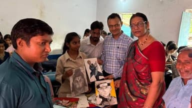 विजुअल आर्ट फाउंडेशन व कला एवं संस्कृति विभाग, समस्तीपुर के संयुक्त तत्वावधान में आयोजित निःशुल्क सात दिवसीय समर आर्ट कैंप का सातवां दिन विभिन्न कलात्मक विधाओं में अपनी प्रतिभा का प्रदर्शन करते हुए अतिथियों का मन मोह लिया।
कार्यक्रम में मुख्य अतिथि के रूप में प्रधानाध्यापक कुमारी विभा, रामानुराग झा, विशिष्ट अतिथि डॉ. गोपाल साहू, आकाश सोनी, पंकज पोद्दार, माधुरी देवी एवं पन्ना लाल चौरसिया को संस्था की ओर से उन्हें सम्मानित किया गया। अतिथियों ने बच्चों द्वारा प्रस्तुत कलात्मक गतिविधियों की सराहना करते हुए उनके उज्ज्वल भविष्य की कामना की तथा इस प्रकार के रचनात्मक आयोजनों को समाज के लिए अत्यंत उपयोगी बताया।कार्यक्रम का शुभारंभ योगाचार्य शंकर पोद्दार द्वारा योगाभ्यास सत्र के साथ हुआ। उन्होंने बच्चों को योग के महत्व एवं स्वस्थ जीवनशैली अपनाने के लिए प्रेरित किया।रंगमंच प्रशिक्षण सत्र में प्रशिक्षक मनोज कुमार, आकाश कुमार एवं विशाल शर्मा ने बच्चों को अभिनय की विभिन्न बारीकियों से अवगत कराया। इस दौरान “बेटी बचाओ”, “पारिवारिक क्लेश” एवं “जमीनी विवाद” विषयों पर आधारित नाटकों का अभ्यास कराया गया।
मूर्तिकला वर्ग में समस्तीपुर के प्रख्यात युवा मूर्तिकार मनीष कुमार पंडित ने बच्चों को मिट्टी से सेव, बतख एवं मुखौटा निर्माण की तकनीक सिखाई। बच्चों ने बड़े उत्साह एवं रुचि के साथ प्रशिक्षण प्राप्त किया।
चित्रकला के वरिष्ठ वर्ग में वरिष्ठ चित्रकार मोहम्मद सुलेमान एवं पंकज कुमार ने प्रशिक्षुओं को कोलाज पेंटिंग की बारीकियों की जानकारी दी। वहीं जूनियर वर्ग के बच्चों को प्रसिद्ध चित्रकार सुदर्शन कुमार द्वारा वाटर कलर पेंटिंग का प्रशिक्षण प्रदान किया गया।युवा कलाश्रम, समस्तीपुर के कथक कलाकार अर्पण कुमार एवं बैजू कुमार ने बच्चों को कथक नृत्य का प्रशिक्षण देते हुए गुरु वंदना, तीनताल के टुकड़े, तिहाई तथा मिथिला एवं बिहार के प्रमुख लोकनृत्यों की जानकारी दी।संस्था के अध्यक्ष उत्सव जायसवाल ने बताया कि 21 जून को अंतर्राष्ट्रीय योग दिवस के अवसर पर प्रातः आयोजित विशेष कार्यक्रम में केंद्रीय गृह राज्य मंत्री एवं उजियारपुर सांसद नित्यानंद राय शामिल होंगे
वहीं सायं 6 बजे समर आर्ट कैंप का भव्य समापन एवं पुरस्कार वितरण समारोह आयोजित किया जाएगा।
समापन समारोह में कला एवं संस्कृति विभाग, समस्तीपुर के पदाधिकारी, अंतरराष्ट्रीय ख्याति प्राप्त कथक कलाकार डॉ. राघवेंद्र प्रताप सिंह (लखनऊ घराना), राष्ट्रीय स्तर के कथक कलाकार एवं मधुबनी डायट के प्राध्यापक डॉ. राहुल कुमार (बनारस घराना), युवा कलाश्रम समस्तीपुर के निदेशक लक्ष्मण कुमार तथा उनके शिष्य बैजू कुमार एवं अर्पण कुमार अपनी उत्कृष्ट कथक प्रस्तुतियाँ देंगे। इसके अतिरिक्त कैरियर वर्ल्ड के बच्चों द्वारा झिझिया नृत्य, देवी दुर्गा नृत्य एवं सामाजिक विषयों पर आधारित नाटकों की प्रस्तुति भी दी जाएगी।कार्यक्रम में संस्था के कोषाध्यक्ष डॉ. संजीव प्रकाश, उपाध्यक्ष संतोष कुमार, उपकोषाध्यक्ष चंदन जायसवाल, अमित पोद्दार, हेमंत आनंद, सचिव सज्जन कुमार, मनीष बरनवाल, व्यवस्थापक जिगर गुप्ता, मीडिया प्रभारी शैलेश कुमार, सदस्य सपन जी, आलमगीर अंसारी, उज्ज्वल जायसवाल, ललिमा देवी, अंजलि नायक सहित सैकड़ों छात्र-छात्राएँ, अभिभावक एवं कला प्रेमी उपस्थित रहे।