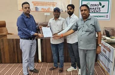 शिविर में आमजन को मिली राहत
राज्य सरकार के निर्देशानुसार नगरपालिका अनूपगढ़ द्वारा आयोजित शहरी सेवा शिविर 2026 दिनांक 12.06.2026 से 15.07.2026 तक का आयोजन किये जा रहे हैं। जिसके तहत आज दिनांक 20.06.2026 को नगरपालिका सभाकक्ष में शिविर आयोजित किया गया जिसमें शहर के नागरिकों ने भाग लिया व विभिन्न विभागों से संबंधित आवेदन एवं परिवेदनाएं प्रस्तुत की। शिविर के दौरान कुल 56 प्रकरण प्राप्त हुए, जिनमें सभी प्रकरणों का मौके पर ही निस्तारण किया गया। शिविर में यूडी टैक्स के 02, नामान्तरण के 05, प्रधानमंत्री स्वनिधि योजना का 01, स्ट्रीट लाईट रिपेयर के 08, आवारा पशु पकड़ने के 05, जन्म-मृत्यु प्रमाण पत्र के 02, जन-आधार से संबंधित 01, पालनहार योजना के 02, विद्युत विभाग के सप्लाई संबंधी 02, ढीले तारों संबंधी 02, विद्युत बिल संबंधी 02, चिकित्सा विभाग के हैल्थ चैकअप संबंधी 24 प्रकरण प्राप्त हुए जिनका मौके पर निस्तारण किया गया। इसके अलावा सफाई, पार्क/नाला नालियों के सफाई एवं अन्य नागरिक सुविधाओं से जुड़े प्रकरणों पर भी आवश्यक कार्यवाही की गई। अधिशाषी अधिकारी मनीष कुमार पारीक ने बताया कि शहरी सेवा शिविर अभियान का मुख्य उद्देश्य आमजन का एक ही स्थान पर विभिन्न विभागीय सेवाएं उपलब्ध कराना एवं उनकी समस्याओं का त्वरित एवं प्रभावी समाधान सुनिश्चित करना है।