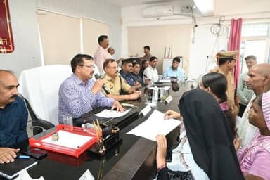 सम्पूर्ण समाधान दिवस में जिलाधिकारी ने दिखाई सख्ती, 145 शिकायतों में 28 का मौके पर निस्तारण, संवेदनशील मामलों में 9 अधिकारियों की टीम तत्काल मौके पर रवाना, अतिक्रमणकारियों व लापरवाह ठेकेदारों को ब्लैकलिस्ट कर कड़ी कार्रवाई के निर्देश