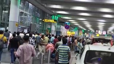 🚨 কলকাতা বিমানবন্দরে উত্তেজনা! অভিষেক বন্দ্যোপাধ্যায়কে ঘিরে বিজেপি কর্মীকে মারধরের অভিযোগ
দিল্লি থেকে তৃণমূল কংগ্রেসের সাংসদ অভিষেক বন্দ্যোপাধ্যায় কলকাতায় ফেরার আগেই বিমানবন্দরে ভিড় জমায় তৃণমূল কর্মী-সমর্থকরা।
অভিযোগ, সেই সময় একটি গাড়িতে করে আসা এক ব্যক্তির হাতে ডিম ও ডিমভর্তি ট্রে দেখে তাঁকে বিজেপি কর্মী বলে চিহ্নিত করেন তৃণমূল কর্মীরা। এরপর তাঁর কাছ থেকে ডিম কেড়ে নিয়ে কলকাতা বিমানবন্দরের ৩ নম্বর গেটের সামনে তাঁকে মারধর করা হয় বলে অভিযোগ।
খবর পেয়ে বিমানবন্দর থানার পুলিশ দ্রুত ঘটনাস্থলে পৌঁছে পরিস্থিতি নিয়ন্ত্রণে আনে এবং ওই যুবককে নিরাপদে সেখান থেকে সরিয়ে নিয়ে যায়।
👉 এই ঘটনাকে ঘিরে শুরু হয়েছে তীব্র রাজনৈতিক বিতর্ক।
আপনার মতামত কী? কমেন্টে জানান।
#কলকাতা #বিমানবন্দর #অভিষেকবন্দ্যোপাধ্যায় #তৃণমূল #বিজেপি #WestBengal #BreakingNews #BartabahiNews