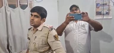 वैशाली DM कार्यालय के भ्रष्टाचार की खबर उजागर करने वाले पत्रकार के घर अचानक पहुंची मद्यनिषेध पुलिस,शराब का आरोप लगाकर करना चाहती थी गिरफ्तार लेकिन पत्रकार शराब नही पीता था...खाली हाथ लौटे पुलिसकर्मी !
ऐसा मेरा नहीं पत्रकार का कहना है...