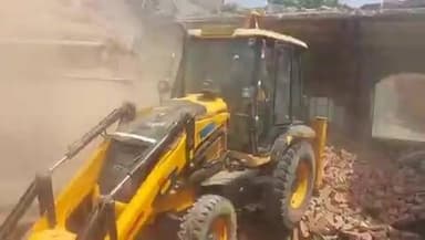 🚨 योगी आदित्यनाथ के उत्तर प्रदेश में बुलडोज़र की कार्रवाई जारी है 🔥
बागपत के राजपुर खमपुर गांव में ज़िला प्रशासन ने एक अवैध मस्जिद को गिरा दिया है।
#UttarPradesh #Baghpat #BulldozerAction #UPNews #Administration #BreakingNews #IndiaNews #YogiAdityanath #TrendingNews #NewsUpdate