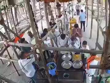 🚨🙏 महाराष्ट्र से बेहद दुखद खबर
महाराष्ट्र में एक निर्माणाधीन हनुमान मंदिर की छत गिरने से बड़ा हादसा हो गया। रिपोर्ट्स के अनुसार, इस दुर्घटना में अब तक 7 लोगों की मौत हो चुकी है, जबकि करीब 25 घायल लोगों को उपचार के लिए अस्पताल में भर्ती कराया गया है। 😔
घटना के बाद राहत और बचाव दल तुरंत मौके पर पहुंच गए तथा मलबे में फंसे लोगों को निकालने का अभियान चलाया गया। 🚑
घायलों का इलाज जारी है और प्रशासन हादसे के कारणों की जांच कर रहा है।
ईश्वर से प्रार्थना है कि दिवंगत आत्माओं को शांति प्रदान करें तथा घायलों को शीघ्र स्वास्थ्य लाभ मिले। 🙏🕉️
#Maharashtra #HanumanTemple #TempleCollapse #BreakingNews #Accident #IndiaNews #RescueOperation #MaharashtraNews #TrendingNews #PrayForVictims #NewsUpdate