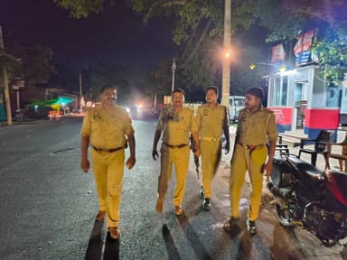 #SSP_JNR के निर्देशन में कानून एवं शांति व्यवस्था बनाए रखने के दृष्टिगत जनपद के समस्त प्र0नि0/थानाध्यक्ष द्वारा पर्याप्त पुलिस बल के साथ संवेदनशील स्थलों, प्रमुख बाजारों एवं मुख्य मार्गों पर सघन चेकिंग एवं पैदल गश्त की गई तथा आम जनमानस को सुरक्षा का एहसास कराया गया। https://t.co/JlNbqqRsKF