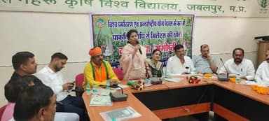 प्राकृतिक खेती से पर्यावरण संरक्षण और स्वस्थ जीवन को मिलेगा बढ़ावा : विधायक मनीषा सिंह
कृषि विज्ञान केंद्र शहडोल में प्राकृतिक खेती एवं मिलेट्स विषय पर कार्यशाला-सह-संगोष्ठी आयोजित
विश्व पर्यावरण दिवस एवं अंतर्राष्ट्रीय योग दिवस के अवसर पर कृषि विज्ञान केंद्र शहडोल में प्राकृतिक खेती एवं मिलेट्स (मोटा अनाज) आधारित खेती विषय पर कार्यशाला-सह-संगोष्ठी का आयोजन किया गया। कार्यक्रम में प्राकृतिक खेती से जुड़े किसान, प्रगतिशील कृषक, जनप्रतिनिधि एवं कृषि विभाग के अधिकारियों ने सहभागिता कर पर्यावरण संरक्षण तथा टिकाऊ कृषि पद्धतियों को बढ़ावा देने का संकल्प लिया।
कार्यक्रम में मुख्य अतिथि के रूप में उपस्थित विधायक जयसिंहनगर श्रीमती मनीषा सिंह ने किसानों से प्राकृतिक खेती अपनाने का आह्वान करते हुए कहा कि प्राकृतिक खेती न केवल पर्यावरण संरक्षण में सहायक है, बल्कि मानव स्वास्थ्य और आने वाली पीढ़ियों के लिए भी लाभकारी है। उन्होंने खेती-किसानी में गाय, गोबर एवं गौमूत्र के महत्व को रेखांकित करते हुए देशी प्रजातियों के संरक्षण की आवश्यकता पर बल दिया।
सहायक संचालक कृषि अनुराग पटेल ने कार्यक्रम की रूपरेखा प्रस्तुत की। उन्होंने बताया कि जिले में राष्ट्रीय प्राकृतिक खेती मिशन एवं परंपरागत कृषि विकास योजना के अंतर्गत प्राकृतिक एवं जैविक खेती को प्रोत्साहित किया जा रहा है। इन योजनाओं के तहत जिले के 4,125 किसानों का चयन कर उन्हें प्रशिक्षित किया गया है, जो वर्तमान में प्राकृतिक एवं जैविक खेती कर रहे हैं। उन्होंने बताया कि प्राकृतिक खेती करने वाले सभी किसानों के मृदा नमूने लेकर उन्हें मृदा स्वास्थ्य कार्ड भी वितरित किए जा चुके हैं। शहडोल जिले में कोदो, कुटकी एवं रागी जैसे मोटे अनाजों की खेती प्राकृतिक विधि से की जा रही है, जिसमें रासायनिक उर्वरकों का उपयोग नहीं किया जाता।
कृषि विज्ञान केंद्र शहडोल के वरिष्ठ वैज्ञानिक एवं प्रमुख डॉ. मृगेंद्र सिंह ने प्राकृतिक खेती की आवश्यकता और उसके दूरगामी लाभों की विस्तार से जानकारी दी। वहीं कृषक वैज्ञानिक डॉ. बृज किशोर प्रजापति ने रासायनिक खेती के दुष्प्रभावों से अवगत कराते हुए बताया कि अत्यधिक रसायनों के प्रयोग से मिट्टी की जैविक एवं भौतिक गुणवत्ता प्रभावित होती है, जिससे उसकी उर्वरा शक्ति में लगातार कमी आती है। उन्होंने किसानों को जीवामृत के उपयोग एवं उसके महत्व की भी जानकारी दी।
प्रगतिशील कृषक राम कुशल पटेल ने प्राकृतिक विधि से पेड़ों के नीचे हल्दी, अदरक, सूरन तथा विभिन्न औषधीय फसलों की खेती के अपने अनुभव साझा किए और किसानों को कम लागत में अधिक लाभ प्राप्त करने के उपाय बताए।
कार्यक्रम के दौरान उपस्थित किसानों एवं जनप्रतिनिधियों को प्रधानमंत्री किसान सम्मान निधि की 23वीं किस्त वितरण कार्यक्रम का सीधा प्रसारण भी दिखाया गया।
इस अवसर पर जनपद अध्यक्ष सोहागपुर हीरावती कोल, जिला योजना समिति की सदस्य श्रीमती अमिता चपरा, कृषि मोर्चा के रवि त्रिपाठी, सुरेश चतुर्वेदी, वरिष्ठ कृषि विकास अधिकारी चंद्रभान सिंह, शिशुपाल सिंह सहित कृषि एवं संबद्ध विभागों के अधिकारी, कर्मचारी तथा बड़ी संख्या में प्राकृतिक खेती से जुड़े प्रगतिशील किसान उपस्थित रहे।
#शहडोल #shahdol