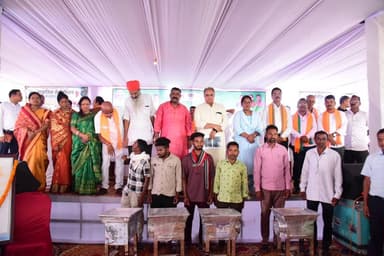 प्रधानमंत्री किसान सम्मान निधि योजना की 23वीं किस्त के तहत कोण्डागांव जिले के 58,107 किसानों के खातों में ₹11.62 करोड़ की राशि अंतरित की गई। बोरगांव में आयोजित पीएम किसान उत्सव, जैविक मेला एवं आत्मा मेला में किसानों को जैविक खेती, फसल विविधीकरण एवं कृषि नवाचारों की जानकारी दी गई। #PMKisan #Kondagaon #KisanSammanNidhi
