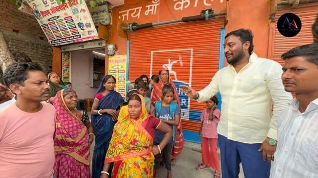 तेयार पंचायत में पेयजल संकट, ग्रामीणों को जल्द मिलेगी राहत: भोले दानी
तेयार पंचायत के कई गांवों में लोग पीने के पानी की समस्या से जूझ रहे हैं। ग्रामीणों ने बताया कि क्षेत्र में चापाकलों की कमी के कारण उन्हें पानी के लिए काफी परेशानी का सामना करना पड़ रहा है।
मुखिया उम्मीदवार भोले दानी ने ग्रामीणों से मुलाकात कर उनकी समस्याएं सुनीं। बातचीत के दौरान ग्रामीणों ने पेयजल संकट और नए चापाकलों की आवश्यकता से अवगत कराया। इस पर भोले दानी ने आश्वासन दिया कि आवश्यकता वाले स्थानों पर जल्द से जल्द चापाकल लगवाने का प्रयास किया जाएगा, ताकि लोगों को राहत मिल सके।
💧 “जनता की समस्या ही हमारी प्राथमिकता है। हर घर तक स्वच्छ पेयजल पहुंचाने के लिए हम निरंतर प्रयासरत रहेंगे।” — भोले दानी
#भोले_दानी #मुखिया_उम्मीदवार #तेयार_पंचायत #पेयजल_संकट #जनसेवा