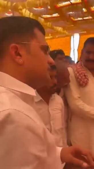 आज दिन भर एक वीडियो की चर्चा रही
आपको क्या लगता है कौन सही कौन गलत
क्या JEN पूनमचंद ईमानदारी से किसानों के काम कर रहे हैं जो मंत्री जी और उनके खास लोगों को रास नहीं आ रहा है और JEN पूनमचंद की ईमानदारी और कर्तव्य निष्ठा से आमजन में बढ़ रही पहचान मंत्री जी को पच नहीं रही है जो मंत्री जी खुद कह रहे हैं कि आप तो ऊपर से ऑर्डर लेकर आए हो। JEN पूनमचंद की संघ में गहरी पैठ है जिस कारण मंत्री जी को जमीन खिसकती दिख रही है।
या फिर वाकई मंत्री जी सही क्या जनता के काम नहीं हो रहे हैं और क्या वास्तव में जनता बिजली विभाग से परेशान है।
हालांकि आंधी तूफान में संपूर्ण राजस्थान क्षेत्र में पोल गिरे थे और बिजली तंत्र सुधार में सभी जगह टाइम लगा था।
वैसे सरकार बिल तो पूरा भेज देती है। लेकिन आमजन परेशानियों को बहुत कम नेता और अधिकारी ही समझते हैं। बिजली विभाग में आजमान की हर जगह कोई नहीं सुनता। कुछ जगह कोई अफसर ईमानदारी से काम करते हैं तो नेता लोग अपने लोगों के चक्कर में इनको भी करने नहीं देते उनको अपने वोट दिखते हैं। जनता का दर्द कम नेता और अफसर समझते हैं।
वैसे मंत्री जी का क्या दर्द है पता नहीं पिछले कार्यकाल में लोहावट के तत्कालीन प्रधान भागीरथ बेनीवाल टारगेट पर रहे। और इस बार jen Poonam Chand .......
