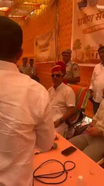 आज दिन भर इस वीडियो की चर्चा रही
आपको क्या लगता है कौन सही कौन गलत
क्या JEN पूनमचंद ईमानदारी से किसानों के काम कर रहे हैं जो मंत्री जी और उनके खास लोगों को रास नहीं आ रहा है और JEN पूनमचंद की ईमानदारी और कर्तव्य निष्ठा से आमजन में बढ़ रही पहचान मंत्री जी को पच नहीं रही है जो मंत्री जी खुद कह रहे हैं कि आप तो ऊपर से ऑर्डर लेकर आए हो। JEN पूनमचंद की संघ में गहरी पैठ है जिस कारण मंत्री जी को जमीन खिसकती दिख रही है।
या फिर वाकई मंत्री जी सही क्या जनता के काम नहीं हो रहे हैं और क्या वास्तव में जनता बिजली विभाग से परेशान है।
हालांकि आंधी तूफान में संपूर्ण राजस्थान क्षेत्र में पोल गिरे थे और बिजली तंत्र सुधार में सभी जगह टाइम लगा था।
वैसे सरकार बिल तो पूरा भेज देती है। लेकिन आमजन परेशानियों को बहुत कम नेता और अधिकारी ही समझते हैं। बिजली विभाग में आजमान की हर जगह कोई नहीं सुनता। कुछ जगह कोई अफसर ईमानदारी से काम करते हैं तो नेता लोग अपने लोगों के चक्कर में इनको भी करने नहीं देते उनको अपने वोट दिखते हैं। जनता का दर्द कम नेता और अफसर समझते हैं।