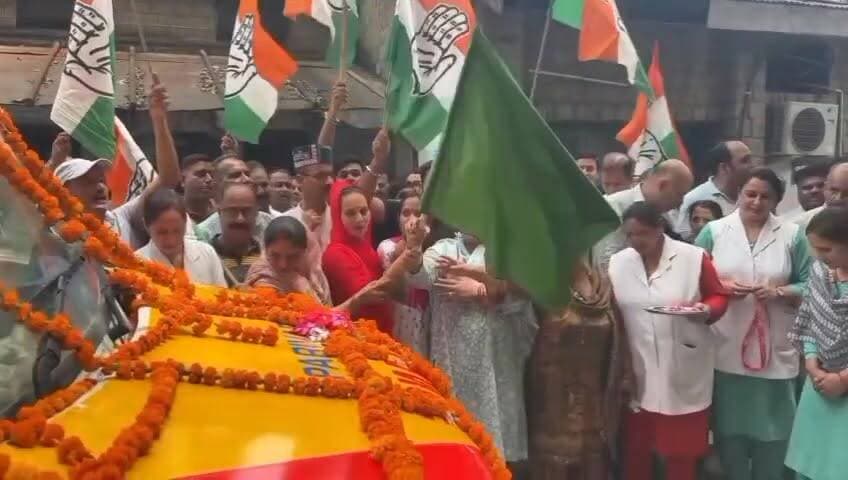 स्वास्थ्य सुविधाओं को मिलेगी नई मजबूती, देहरा को मिली आधुनिक एंबुलेंस की सौगात
#dehra #kangra #News123
विधायक कमलेश ठाकुर ने हरी झंडी दिखाकर एंबुलेंस को किया जनता को समर्पित, निर्माणाधीन क्रिटिकल केयर यूनिट का भी लिया जायजा