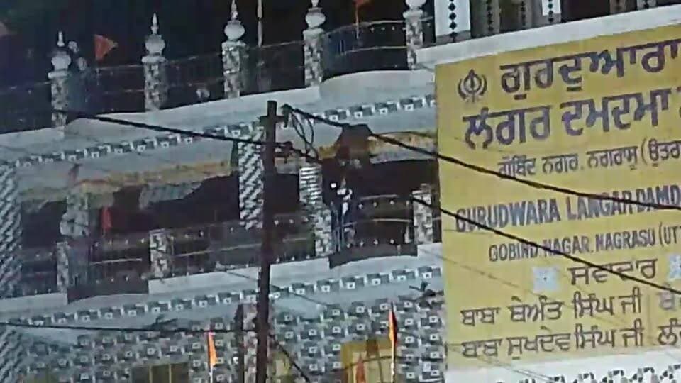 Live : नगरासू में तनाव का माहौल!!
बड़ी खबर-रूद्रप्रयाग जिले के नगरासू गुरुद्वारे में तनाव, निहंग छत पर चढ़े !!
कर्णप्रयाग की घटना के बाद शनिवार को नगरासू गुरुद्वारे में तनाव की स्थिति बन गई। हेमकुंड साहिब की यात्रा पर आए कुछ निहंग सिक्ख गुरुद्वारे के छत पर चढ़ गए हैं और गुरुद्वारे पर जबरन कब्जा जमा दिया है। स्थानीय लोगों से मिली जानकारी के अनुसार निहंगों ने सेवादार व एक बाबा के साथ भी मारपीट के आरोप है। घटना के बाद कुछ निहंग गुरुद्वारे की छत पर चढ़ गए हैं। जिससे मौके पर अफरा-तफरी व तनाव का माहौल बन गया। सूचना मिलने पर पुलिस मौके पर पहुंची और स्थिति को नियंत्रित करने में जुट गई। #devbhoomi #BreakingNews #rudraprayag #hemkundsahib #LatestNews #newsfeed #kedarnath #NewsUpdate #viralpost