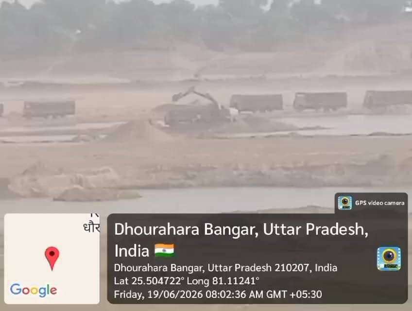 बुंदेलखंड में नियमों को निगलती पोकलैंड मशीनें ? एनजीटी के आदेशों की सरेआम 'माइनिंग'
नदियों के अस्तित्व को सहेजने और पर्यावरण संतुलन बनाए रखने के लिए बनाए गए नेशनल ग्रीन ट्रिब्यूनल (NGT) के कड़े नियम और सरकारी दावे धरातल पर कितने खोखले हैं, इसकी बानगी चित्रकूट जिले के राजापुर तहसील के अंतर्गत तीर घुमाई गंगू (खंड संख्या 03) और गडौली बालू खदान की तस्वीरो में आप देख सकते हैं । तस्वीरें झूठ नहीं बोलतीं। 19 जून 2026 की सुबह तीर घुमाई गंगू में ग्रामीणों द्वारा मोबाइल में रिकॉर्ड किए गए इस वीडियो में जो कुछ दिख रहा है, वह किसी स्वीकृत और सीमित खनन की परिभाषा में नहीं आता, बल्कि यह नदियों के सीने को छलनी करने वाला एक संगठित खेल है।
नदी की जलधारा के बीच पोकलैंड का तांडव
एनजीटी का स्पष्ट नियम है कि खनन में भारी मशीनों (जैसे पोकलैंड) का उपयोग नदी के पानी या उसके ठीक किनारे पर नहीं किया जा सकता, ताकि जलीय पारिस्थितिकी नष्ट न हो। लेकिन वीडियो में एक नहीं, बल्कि कई भारी पोकलैंड मशीनें सीधे नदी के बहाव क्षेत्र और टापू जैसी जगहों से बालू खोदकर ट्रकों में लोड करती नजर आ रही हैं। वीडियो में एक साथ 15 से 20 भारी ट्रक और डंपर कतार में खड़े दिखाई दे रहे हैं। यह इस बात का सबूत है कि यहां सिर्फ 'सीमित' खनन नहीं हो रहा, बल्कि नदियों का कमर्शियल दोहन बेहद आक्रामक गति से जारी है। मशीनों और ट्रकों को नदी के भीतर तक ले जाने के लिए अवैध रूप से मिट्टी और बालू पाटकर रास्ते (रैंप) बनाए गए हैं, जो नदी के प्राकृतिक प्रवाह को पूरी तरह बाधित करते हैं।
प्रशासन भले ही फाइलों में 'ऑल इज वेल' की रिपोर्ट भेज दे, लेकिन ग्राउंड जीरो से आई ये तस्वीरें चीख-चीख कर कह रही हैं कि नदियों को बचाने के लिए अभी बहुत कुछ किया जाना बाकी है। देखना यह है कि इस रिपोर्ट के सामने आने के बाद जिम्मेदार अधिकारी कुंभकर्णी नींद से जागते हैं या यह खेल यूं ही अनवरत चलता रहेगा !
"दिन का चैन लूटा, रात की नींद उड़ी
चौबीस घंटे जारी है बर्बादी का ये दौर"
स्थानीय ग्रामीणों के अनुसार, इस क्षेत्र में तथाकथित 'वैध' पट्टों की आड़ में 24 घंटे अवैध खनन और ओवरलोड परिवहन का नंगा नाच चल रहा है। सूर्यास्त के बाद जहां प्रशासनिक अमला सो जाता है, वहीं इन खदानों में पोकलैंड मशीनों की गड़गड़ाहट और डंपरों की रफ्तार दोगुनी हो जाती है।
जलधारा का कत्लेआम
नदी की मुख्य जलधारा से कम से कम 50 मीटर की दूरी से बालू उठाई जानी चाहिए। लेकिन यहां मुनाफाखोरी के चक्कर में सीधे बहती जलधारा के बीच से बालू निकाली जा रही है। पानी के भीतर बड़े-बड़े गड्ढे कर दिए गए हैं, जिससे नदी का स्वाभाविक बहाव और स्वरूप पूरी तरह विकृत (खराब) हो चुका है। यह आने वाले दिनों में भयंकर जल संकट या अचानक बाढ़ की विभीषिका को न्योता दे रहा है।
चलने लायक नहीं बचीं सड़कें
सैकड़ों टन ओवरलोडेड बालू लादकर जब ये डंपर रात-दिन दौड़ते हैं, तो ग्रामीण इलाकों की पक्की सड़कें भी मिट्टी में तब्दील हो जाती हैं।
सड़कें जगह-जगह से 2 से 3 फीट तक धंस चुकी हैं। पूरी सड़क पर सिर्फ गहरे गड्ढे और उड़ती हुई धूल बची है, जिससे स्थानीय ग्रामीणों का पैदल या बाइक से चलना भी जानलेवा हो चुका है। सरकार की 'गड्ढामुक्त सड़क' योजना को ये ओवरलोडेड बालू माफिया हर रोज ठेंगा दिखा रहे हैं।
#mining #bundelkhand #chitrakoot #NGT