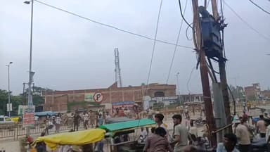 पिड़वल मोड पर बोलेरो से 50 वर्षी शांति देवी की हुई मौ#########त को लेकर जमकर हुआ पथराव