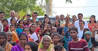 कलेक्टर श्रीमती रेना जमील ने भैयाथान क्षेत्र का सघन निरीक्षण कर शासन की योजनाओं के जमीनी क्रियान्वयन का जायजा लिया। आंगनबाड़ी, स्वास्थ्य सेवाओं, पोषण व्यवस्था एवं विकास कार्यों की समीक्षा करते हुए उन्होंने पात्र हितग्राहियों तक योजनाओं का लाभ सुनिश्चित करने के निर्देश दिए। शिक्षा, स्वास्थ्य, पोषण एवं महिला सशक्तिकरण को प्राथमिकता देते हुए जिला प्रशासन जनकल्याण और समावेशी विकास के लिए प्रतिबद्ध है।
#CollectorSurajpur #ReenaJameel #जिला_प्रशासन_सूरजपुर #सुशासन #जनकल्याण महिला_सशक्तिकरण पोषण_अभियान स्वास्थ्य_सेवा शिक्षा_से_सशक्तिकरण विकसित_सूरजपुर