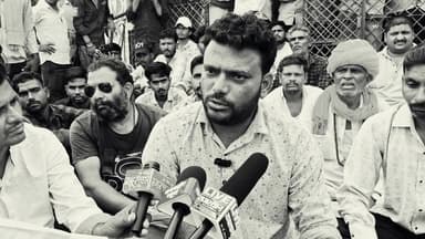 राजसमंद के स्वादड़ी प्रशासक त्रिलोकसिंह के पदमुक्त होने पर गरमाई सिसायत, जुबानी जंग #rajsamandnews
राजसमंद जिले के देवगढ़ ब्लॉक की स्वादड़ी ग्राम पंचायत में राजनीति एक बार फिर गरमा गई है। पंचायत प्रशासक पद से हटाए गए त्रिलोकसिंह सिसोदिया के समर्थन में बड़ी संख्या में ग्रामीण पंचायत कार्यालय के बाहर जुटे और कार्रवाई के खिलाफ नाराजगी जताई। पदमुक्त किए गए त्रिलोकसिंह सिसोदिया ने ग्रामवासियों के सामने खुलकर अपनी बात रखते हुए दावा किया कि उन्होंने सिर्फ एक वैध पट्टा जारी किया था, जिसे बाद में निरस्त भी कर दिया गया। इसके बावजूद, भीम विधायक हरिसिंह रावत ने कथित तौर पर अनैतिक दबाव बनाकर उन्हें पद से हटवा दिया। सिसोदिया ने इसे अन्यायपूर्ण कार्रवाई बताते हुए विधायक पर गंभीर आरोप लगाए। मामला यहीं नहीं रुका। त्रिलोकसिंह ने पूर्व सरपंच मीठूसिंह पर खुद की पत्नी व भाई सहित कई चहेते लोगों को अनियमित पट्टे जारी करने के आरोप लगाए, वहीं पूर्व भाजपा मंडल अध्यक्ष कैलाश गर्ग पर रुपए के लिए दबाव बनाने का आरोप भी लगाया। इन आरोपों ने पूरे मामले को और अधिक राजनीतिक रंग दे दिया है। इस विवाद में पूर्व विधायक सुदर्शनसिंह रावत भी खुलकर मैदान में उतर आए हैं। उन्होंने भी विधायक हरिसिंह रावत पर गंभीर आरोप लगाते हुए कहा कि सत्ता का दुरुपयोग कर लोगों की आवाज दबाने की कोशिश की जा रही है। हालांकि, भीम विधायक हरिसिंह रावत ने अपने ऊपर लगाए गए सभी आरोपों को सिरे से खारिज कर दिया है। उन्होंने पलटवार करते हुए कहा कि पूर्व विधायक सुदर्शनसिंह रावत जनता को भ्रमित कर राजनीतिक लाभ लेने का प्रयास कर रहे हैं।
स्वादड़ी पंचायत का यह विवाद अब प्रशासनिक मुद्दे से आगे बढ़कर सियासी संग्राम का रूप ले चुका है। आरोप-प्रत्यारोप के बीच अब सभी की नजर इस बात पर है कि सच किसके साथ है और आने वाले दिनों में यह विवाद क्या नया मोड़ लेगा।
Rajsamand News
Bhim MLA Hari Singh Rawat
Trilok Singh Sisodiya
Swadri Gram Panchayat
Sudarshan Singh Rawat
Gram Panchayat Controversy,
Hari Singh Rawat News
Rajsamand Hindi News